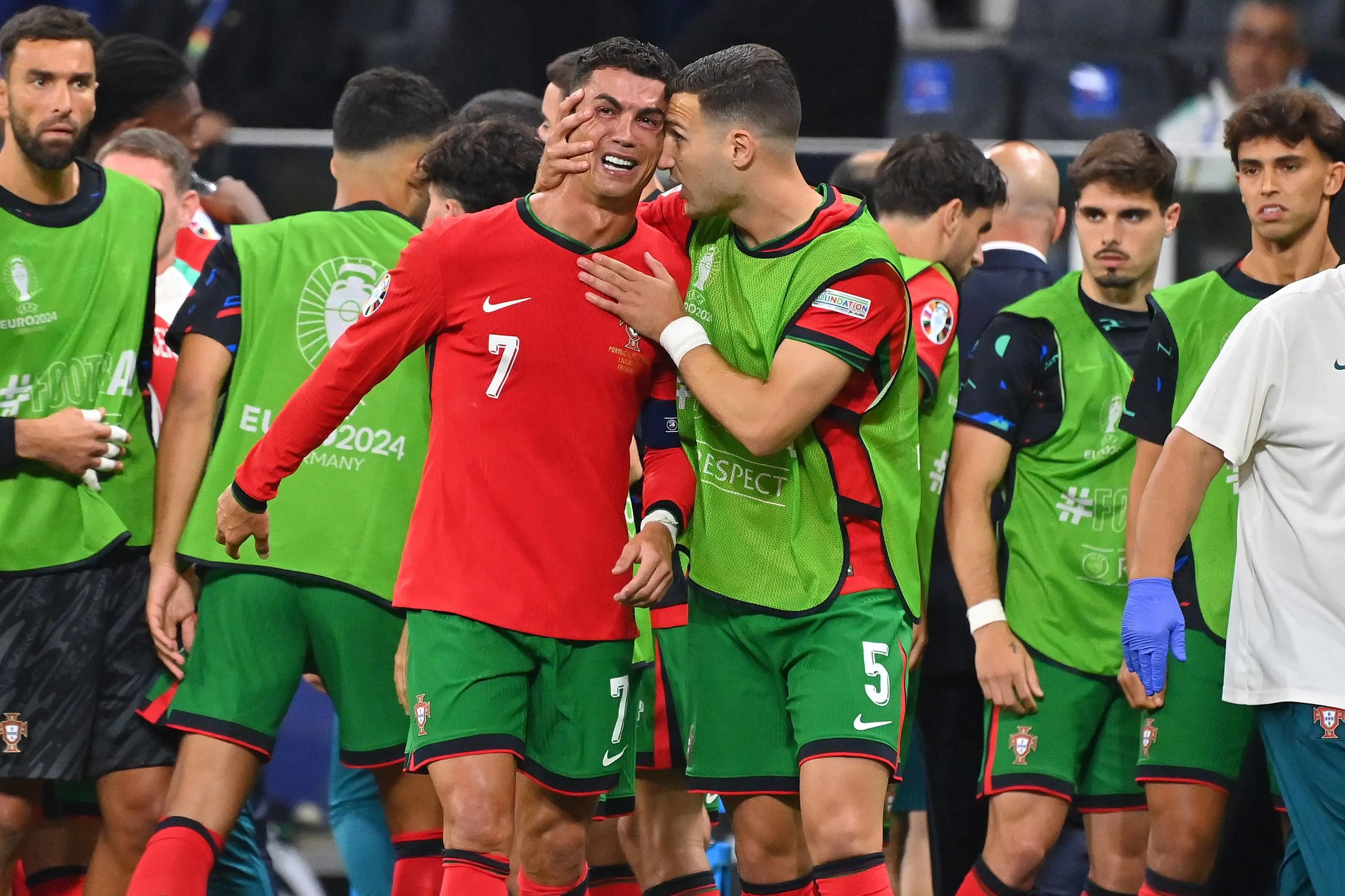 EK-kijkers gaan los op huilende Ronaldo