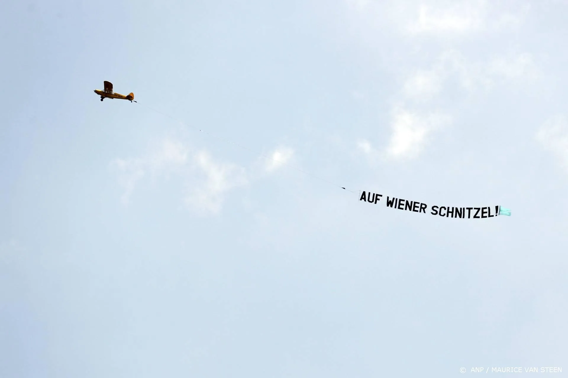 Opnieuw vliegtuigje met ludieke tekst bij training Oranje