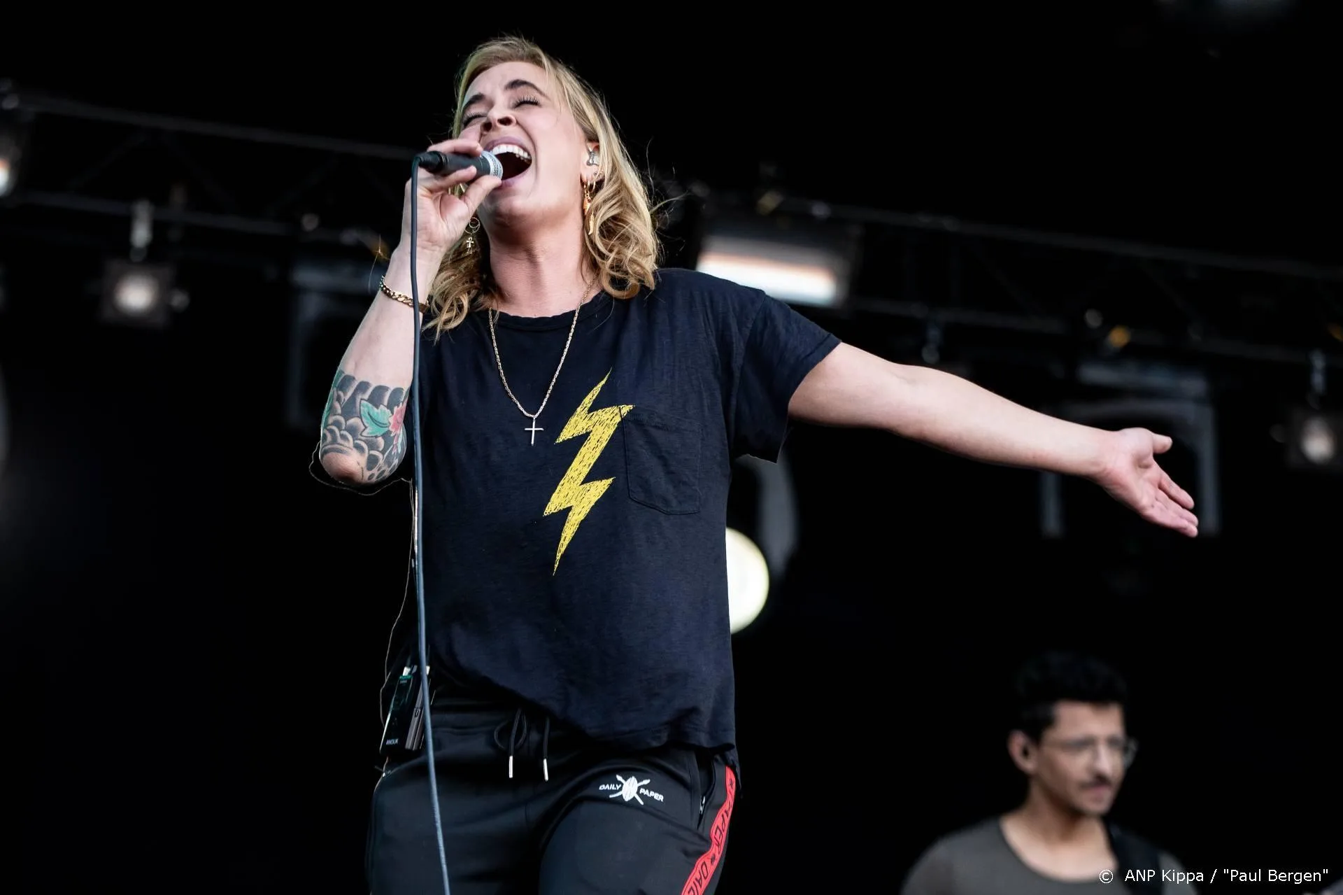 Anouk zit niet op eerste vliegtuig uit Marokko