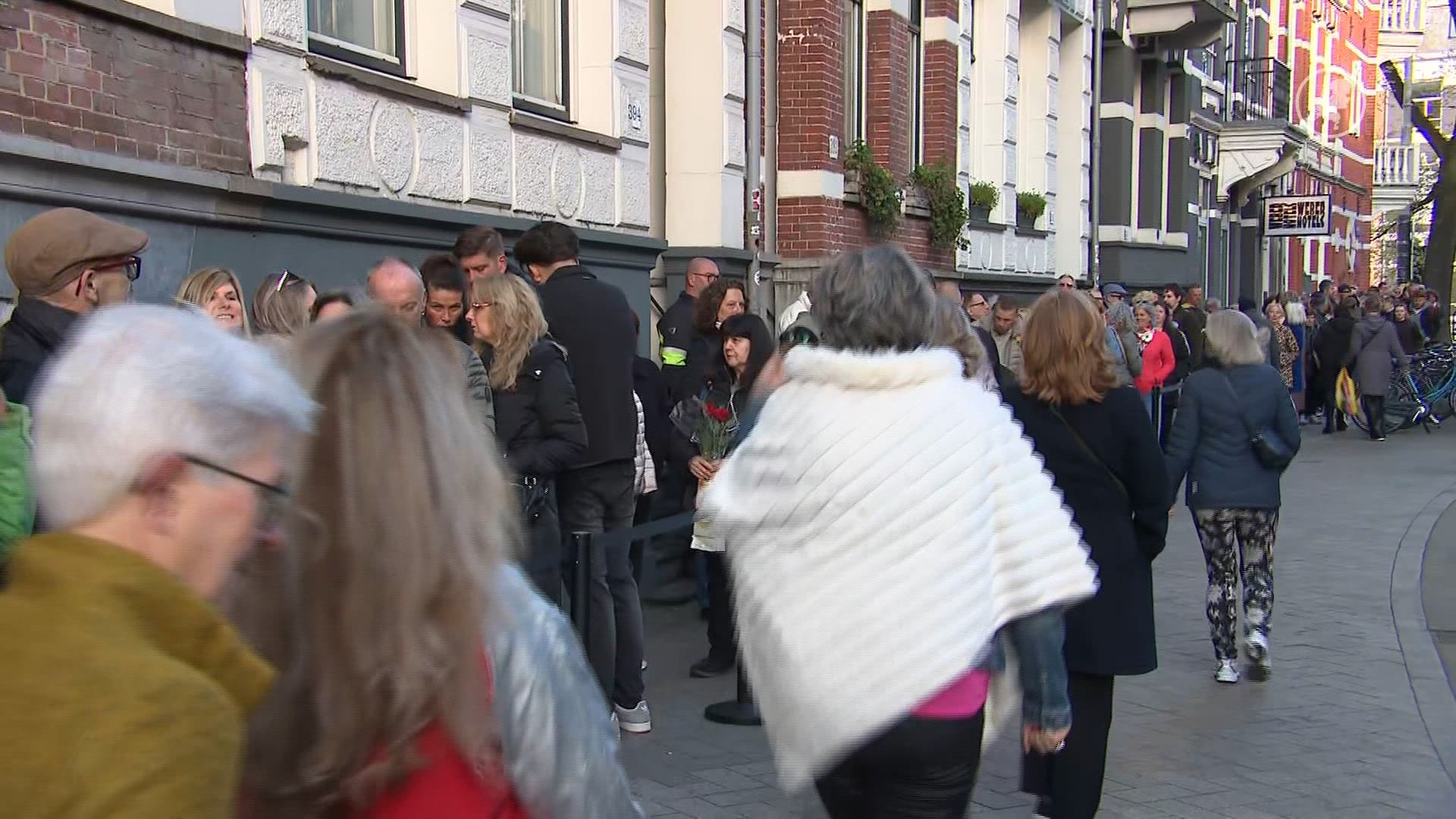 Fans nemen afscheid van overleden Rob de Nijs in Amsterdam