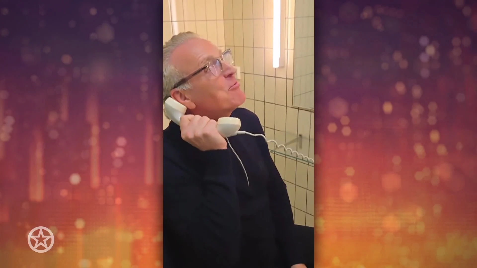 Gordon vermaakt zich op oude kapsalonstoel prinses Juliana