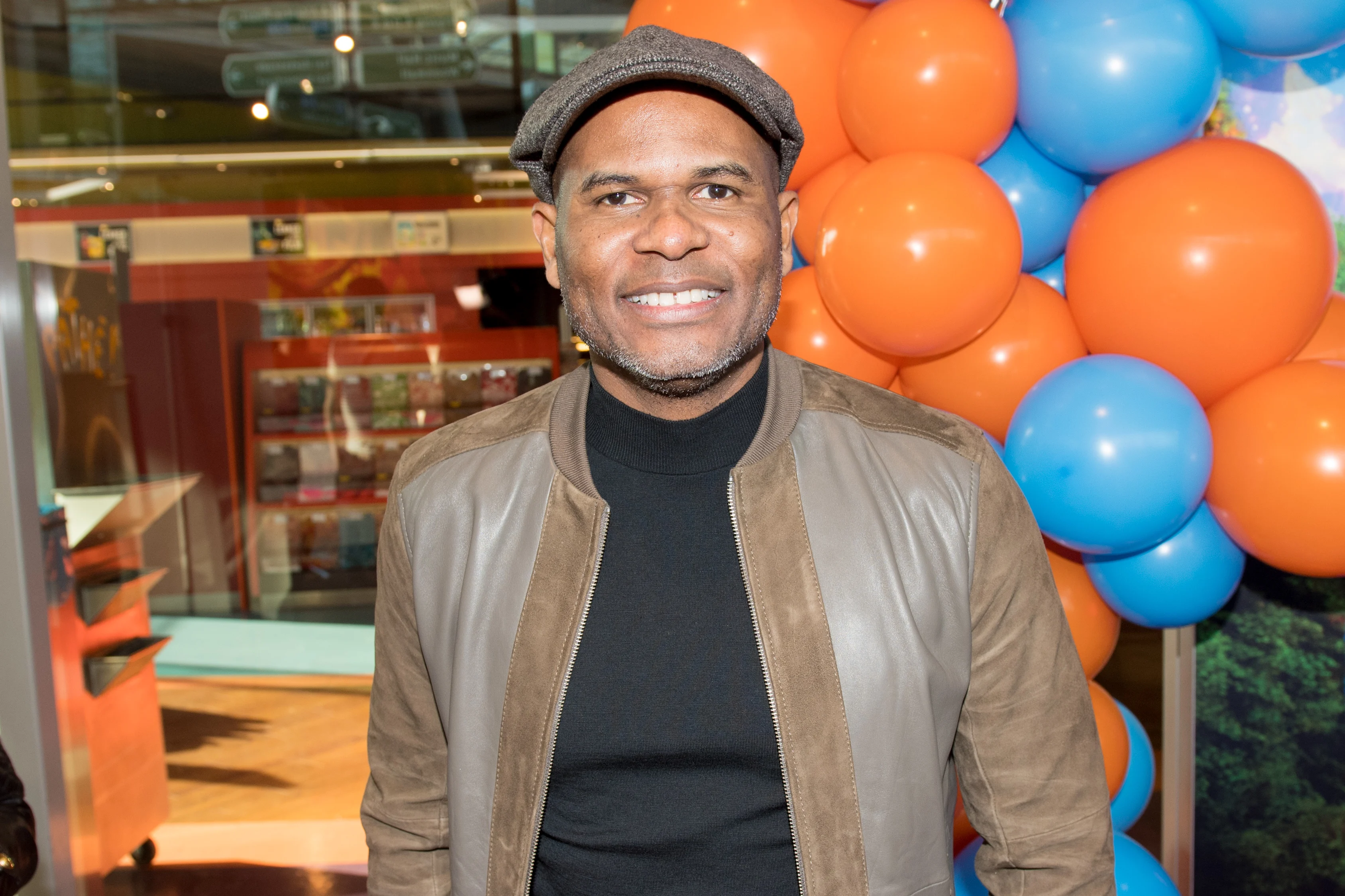 Roué Verveer rijdt bijna Trevor Noah aan in Amsterdam