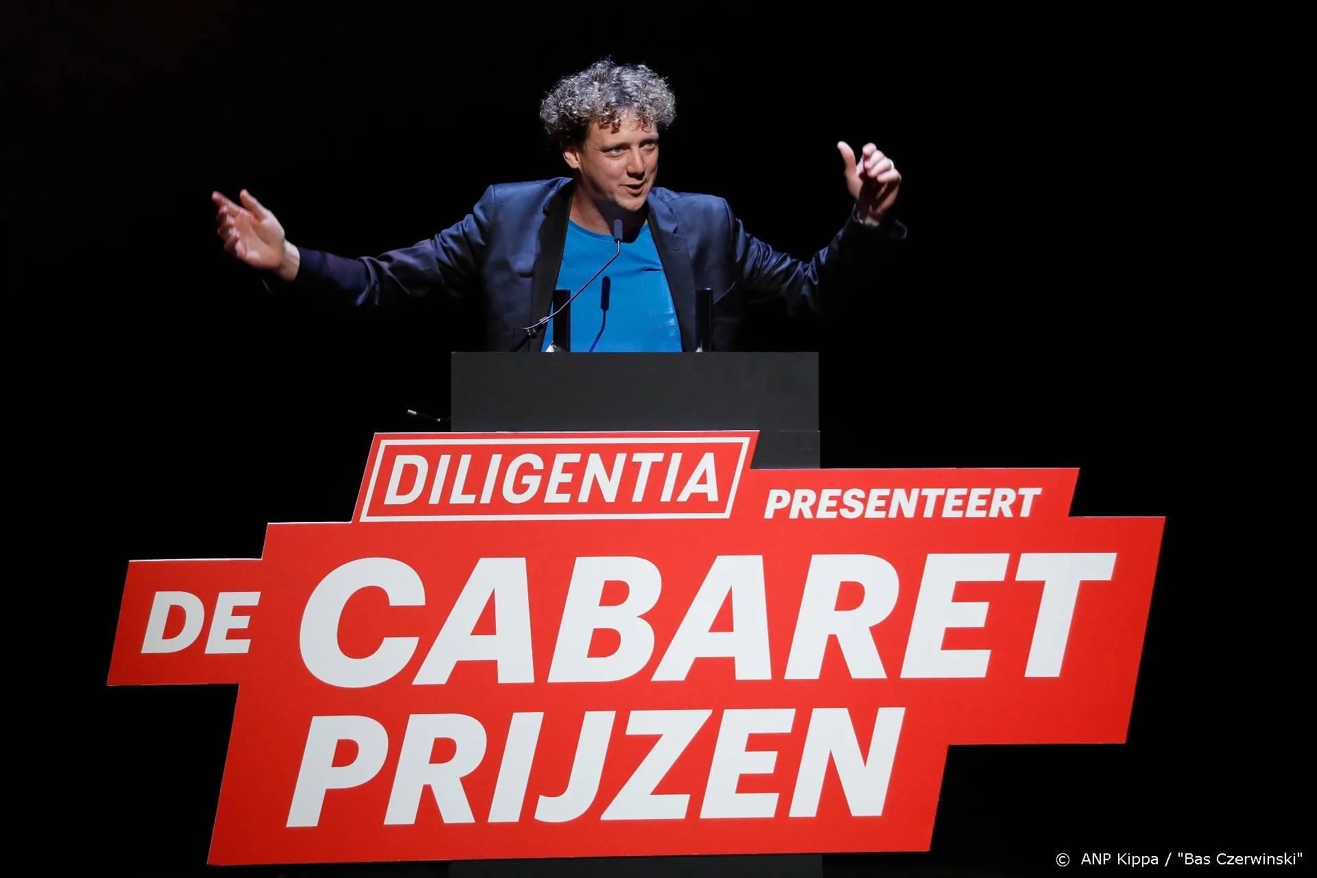 Jochem Myjer steunt corona-initiatief Klapstoelcabaret