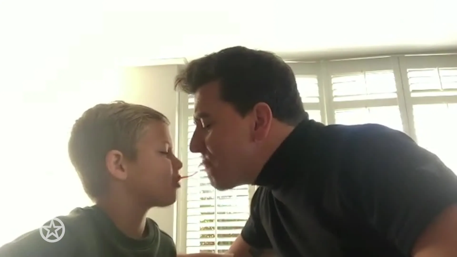 Jan Smit en Senn doen wedstrijdje snoepveter eten