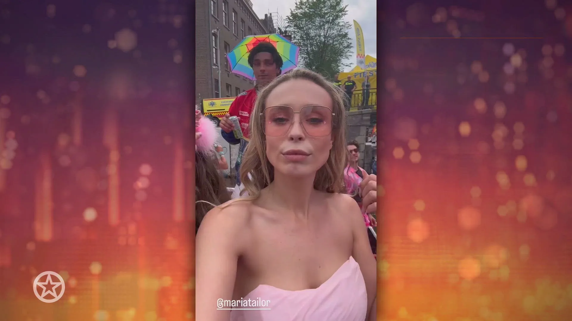 Loiza Lamers en Maria Taylor genieten tijdens Canal Parade