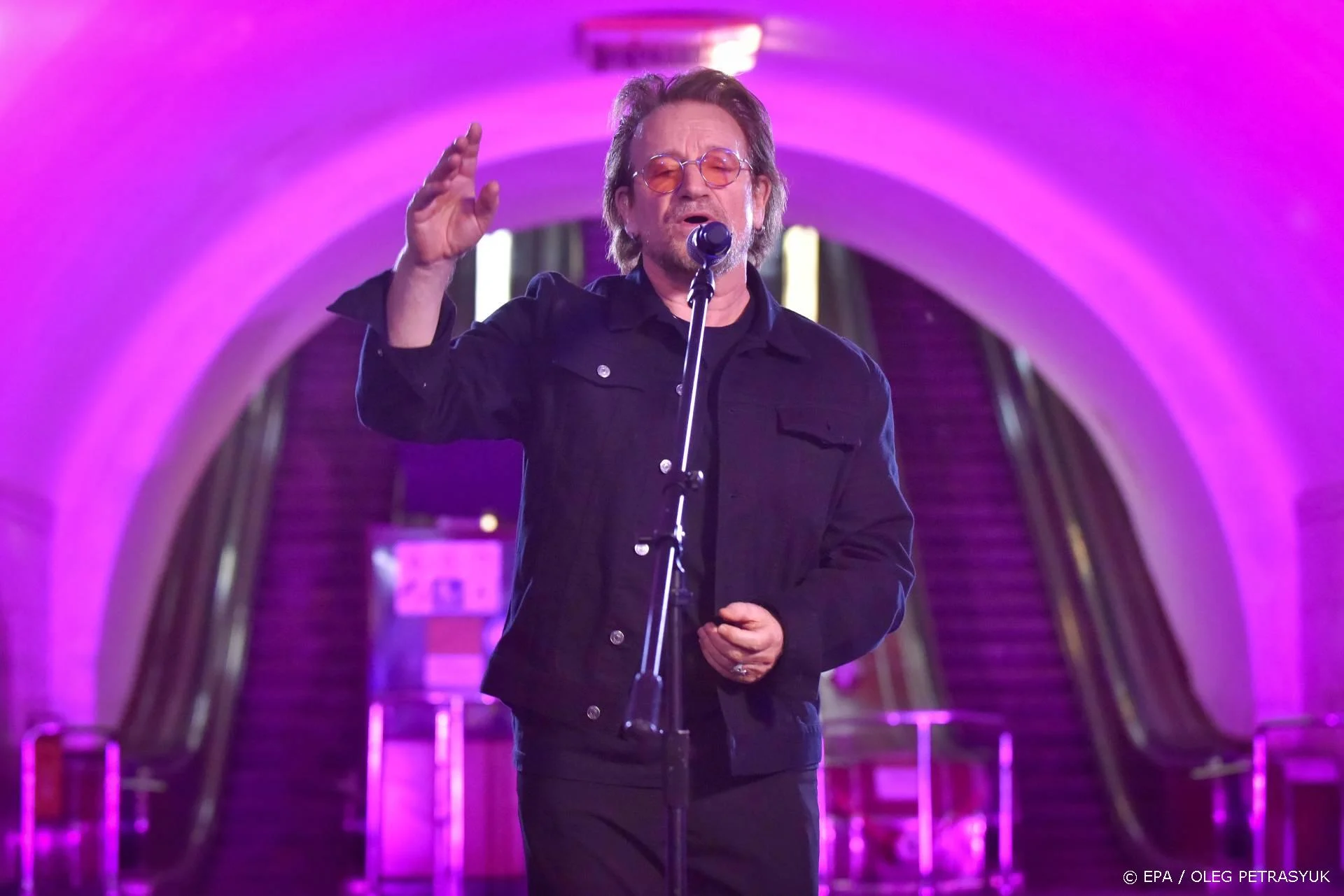 Bono geeft verrassingsoptreden in metrostation Kiev voor vrijheid
