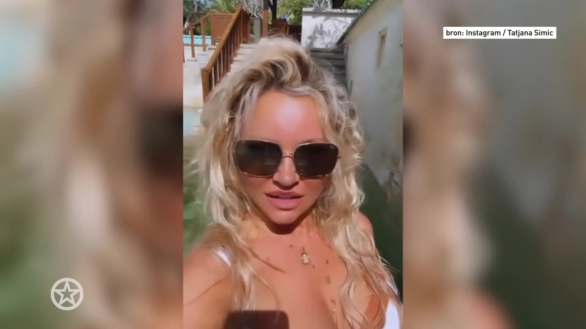 Tatjana Šimi? flaneert in bikini