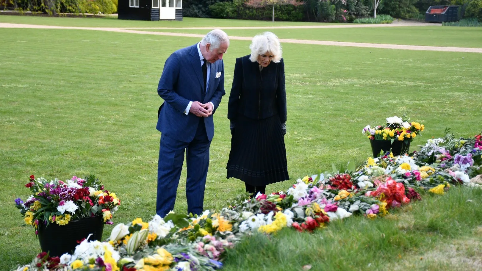 Charles en Camilla bezoeken bloemenzee voor prins Philip