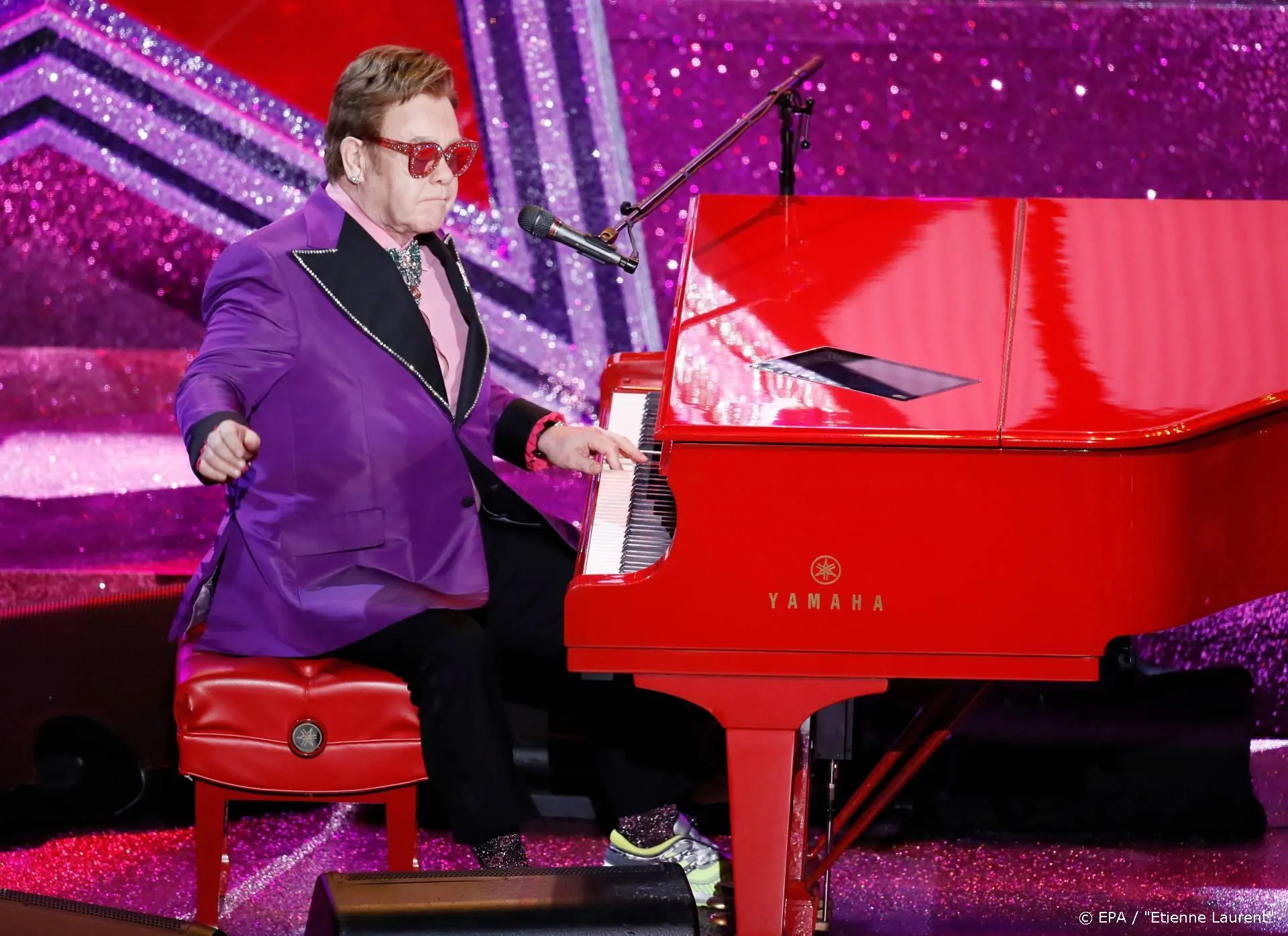 Elton John tijdens live-concert ziek van podium af