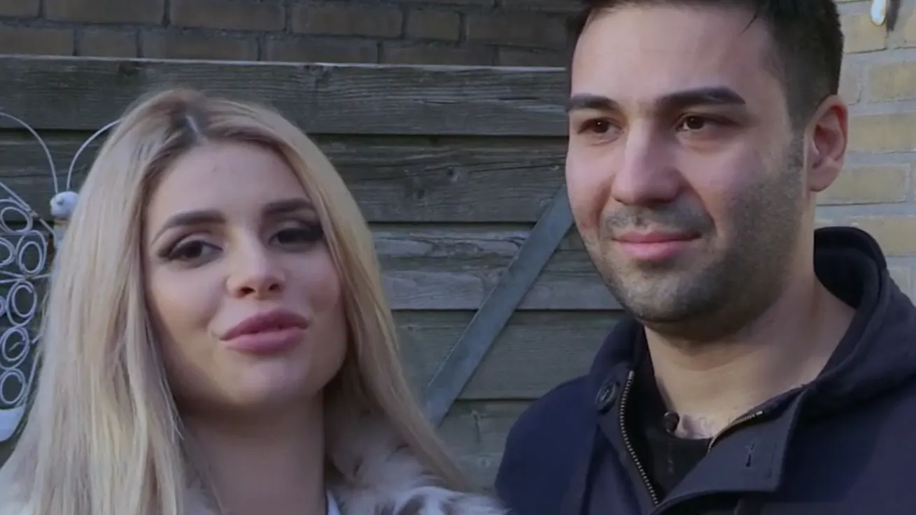 Kijkers gaan los op Alisa Megastar in Steenrijk, Straatarm