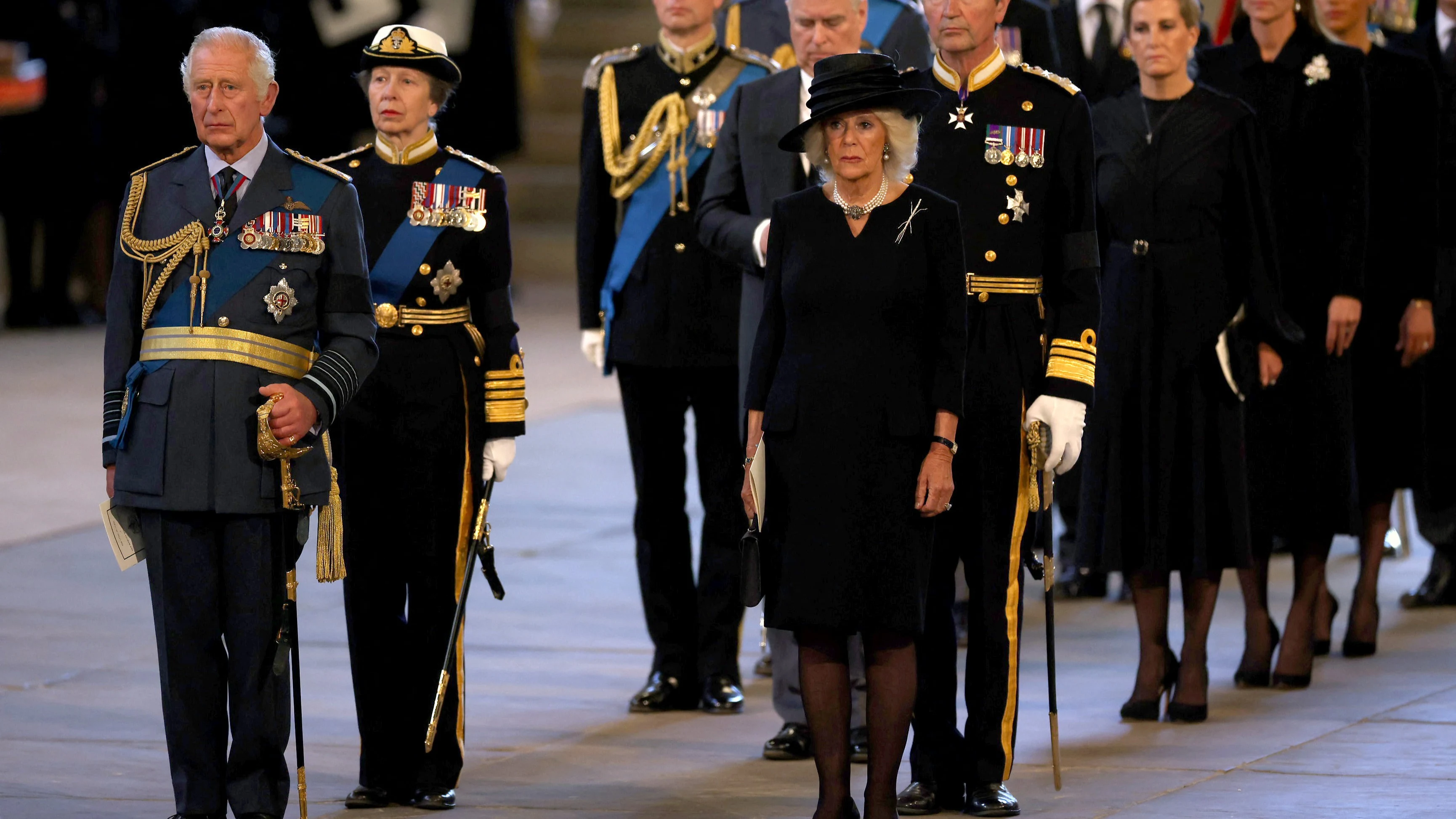 Charles, William en Harry lopen achter de kist van Elizabeth