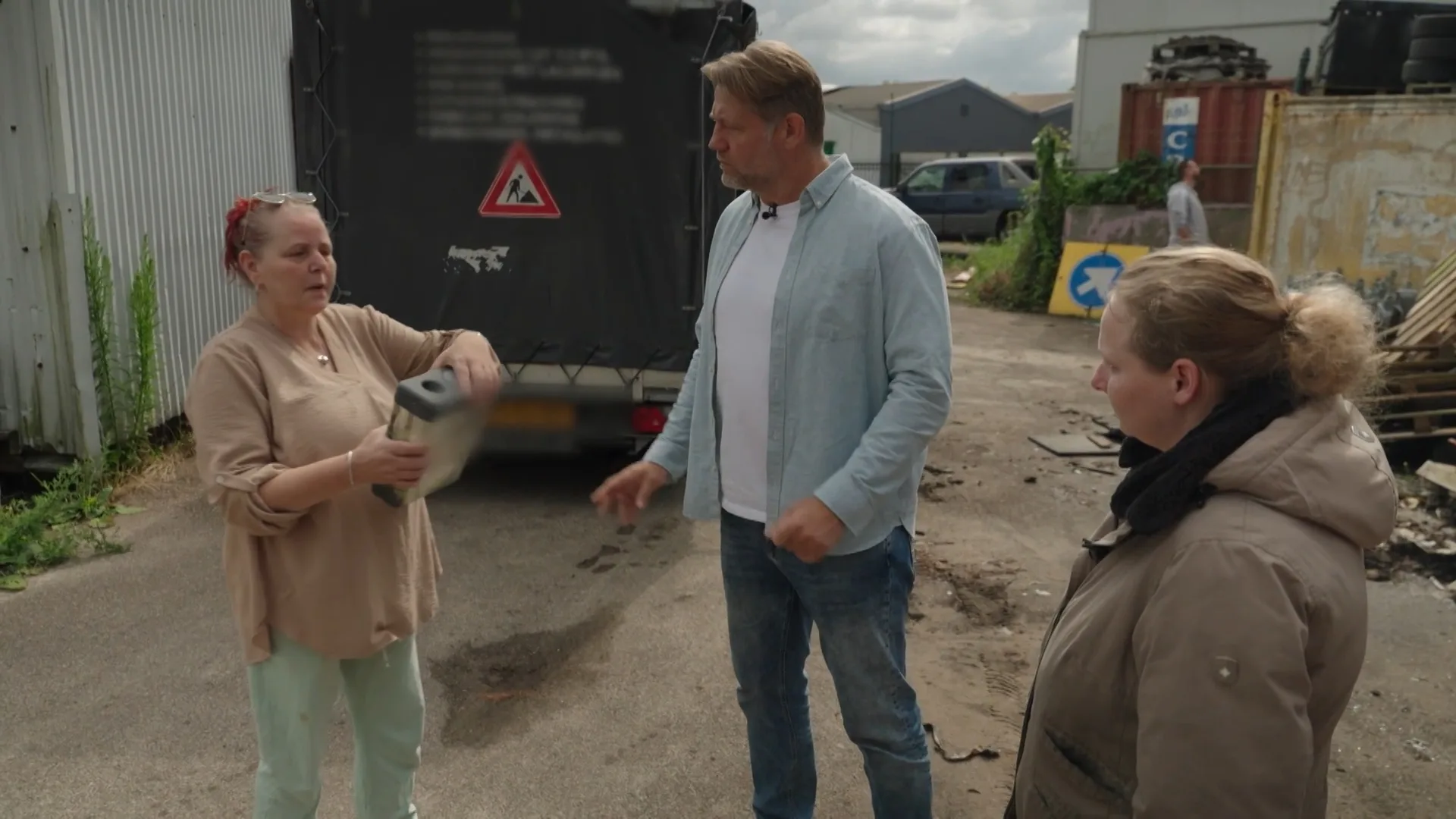 Verduistert deze halfzus geldbedrag en houdt zij as achter?!