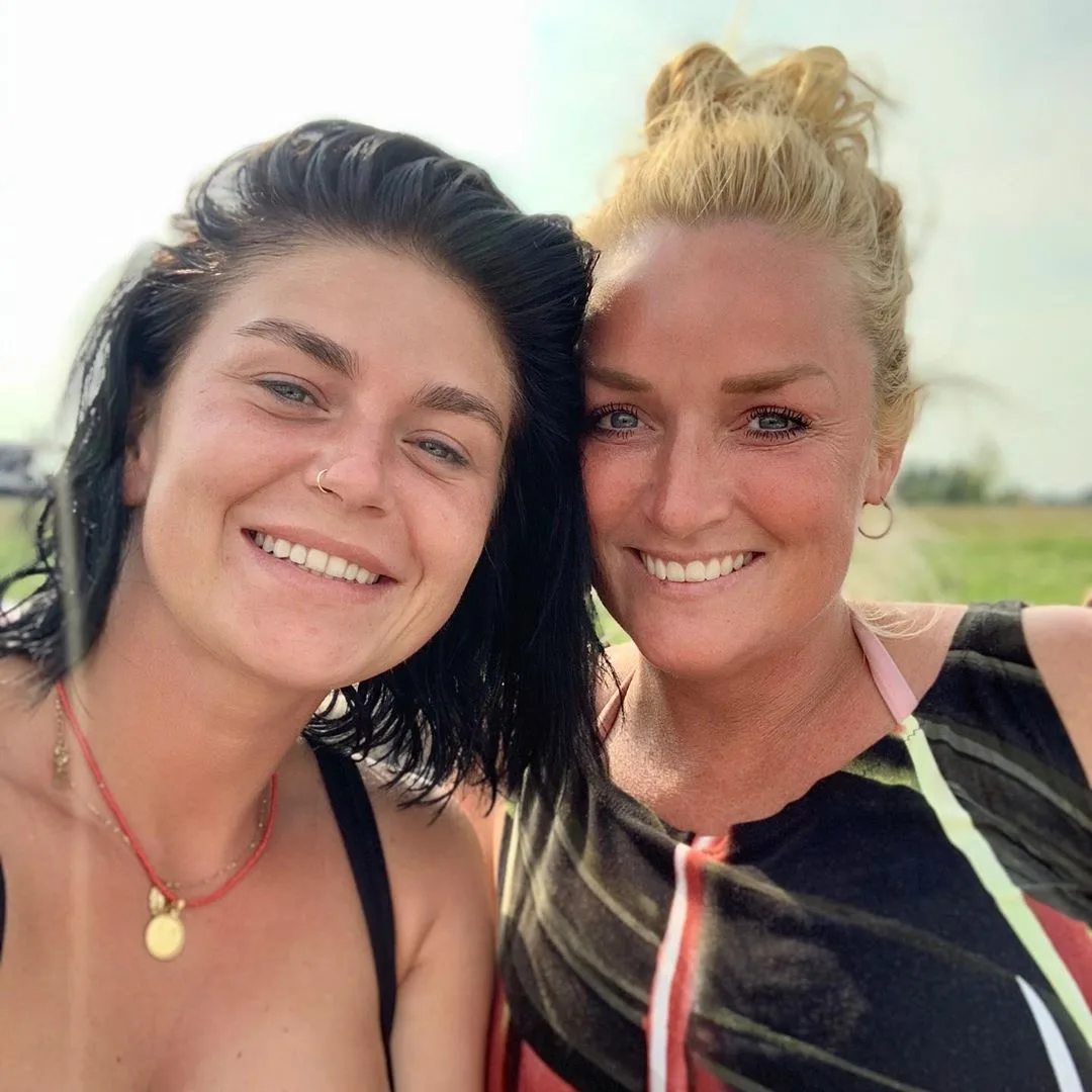 Samantha Steenwijk en Roxeanne Hazes vieren vakantie in eigen land