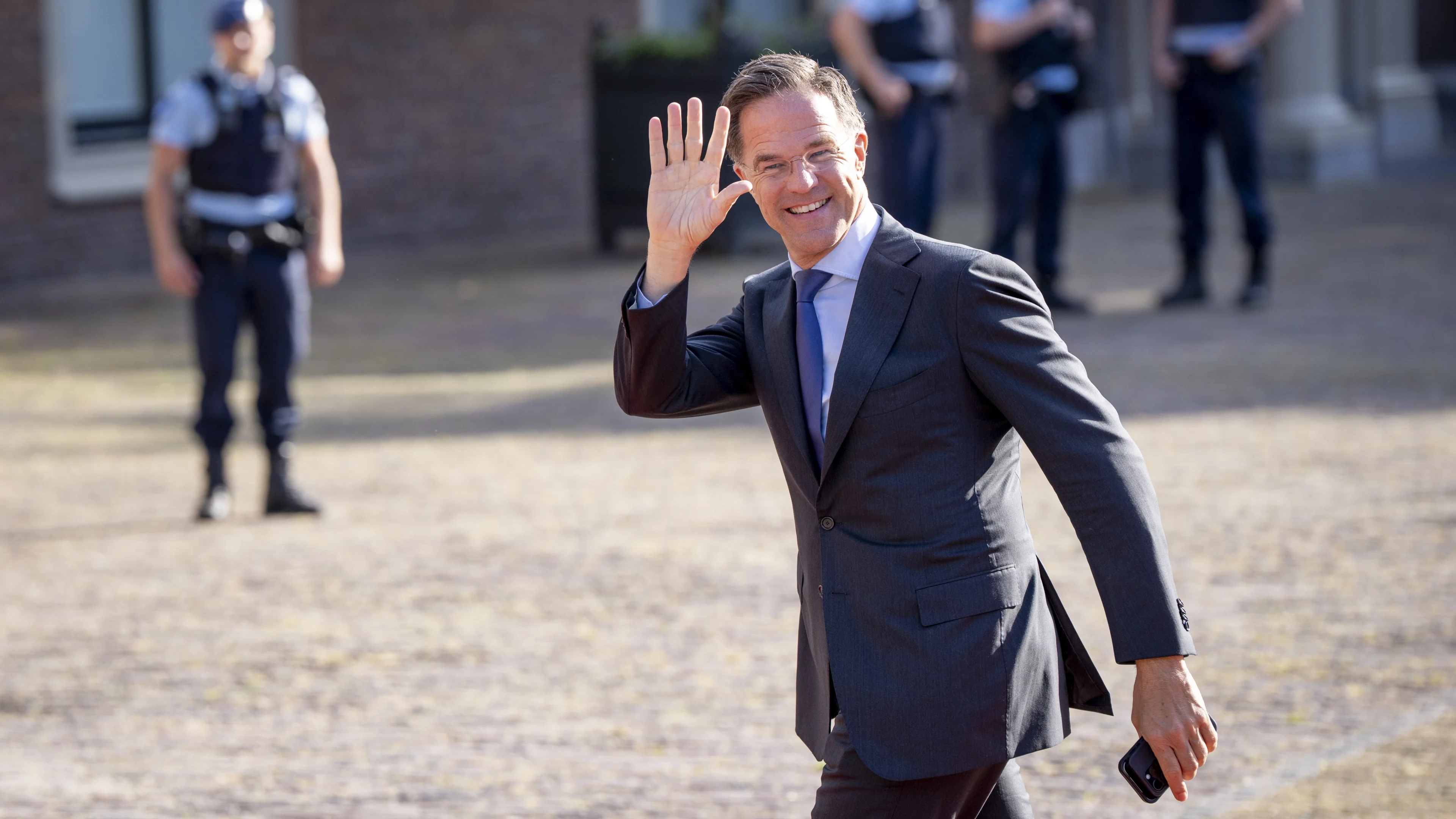 Hilariteit om 'tenenkrommend' Engels NAVO-chef Rutte