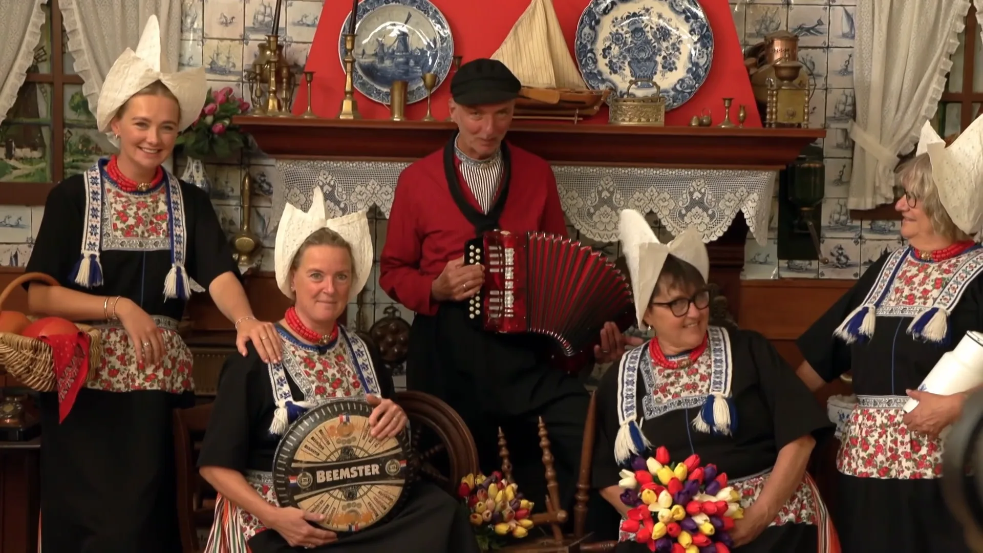 Meilandjes herenigd met Nadège en gaan op de foto in Volendamse klederdracht