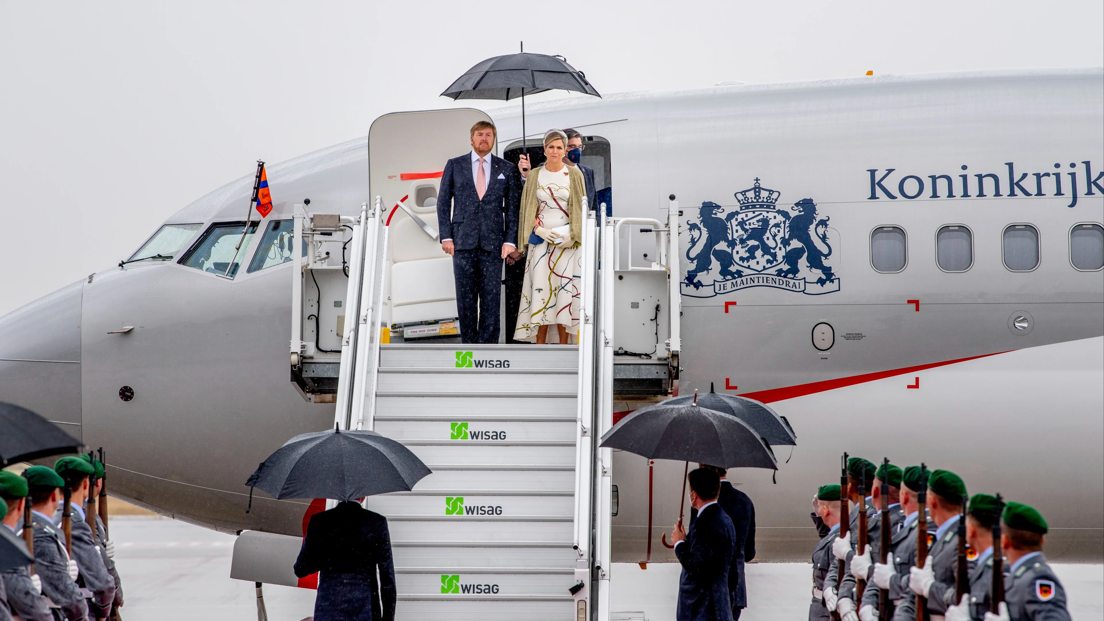 Koning copiloot tijdens vlucht naar Berlijn voor staatsbezoek