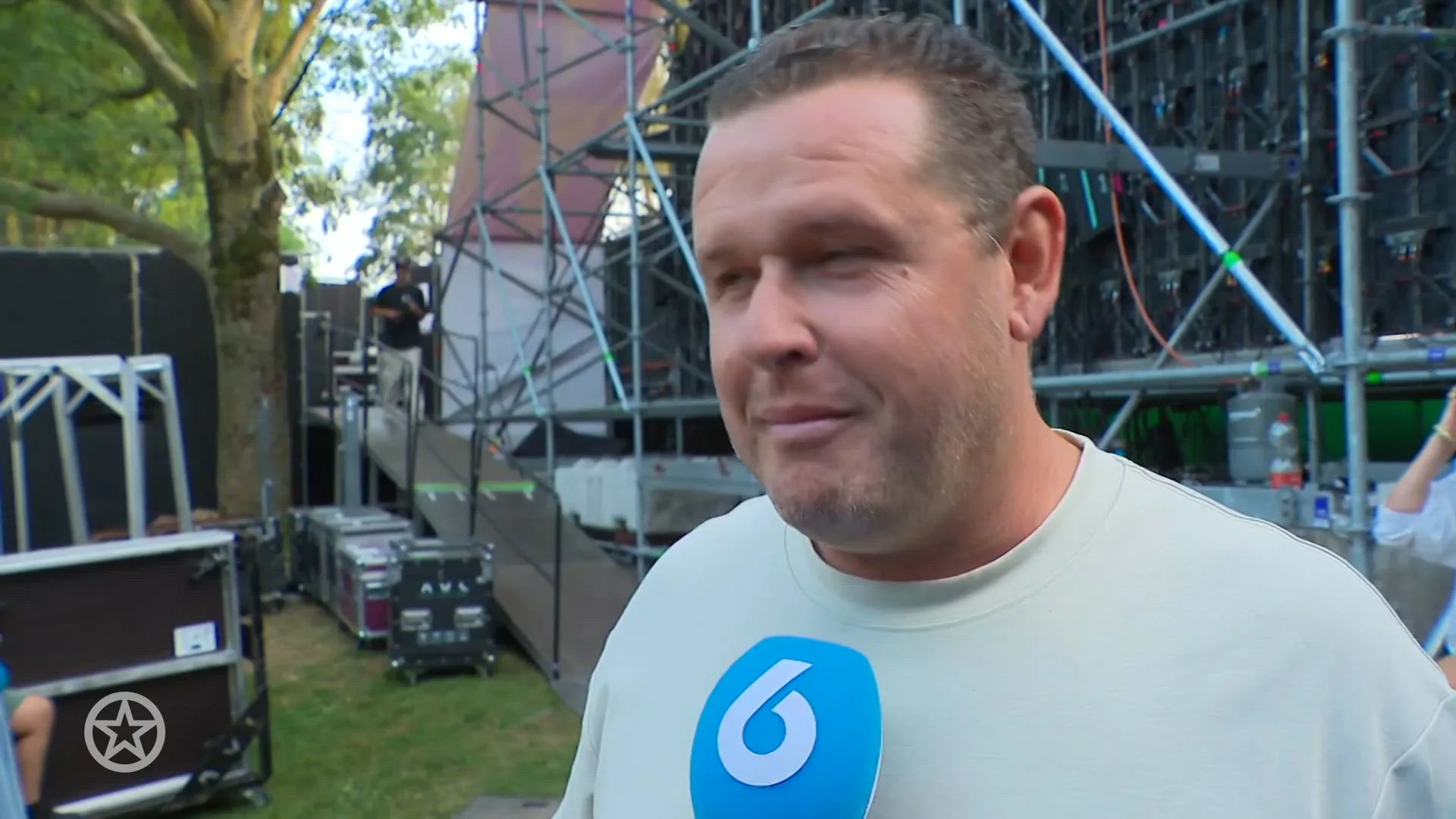 John West vertelt over optreden van zoontje