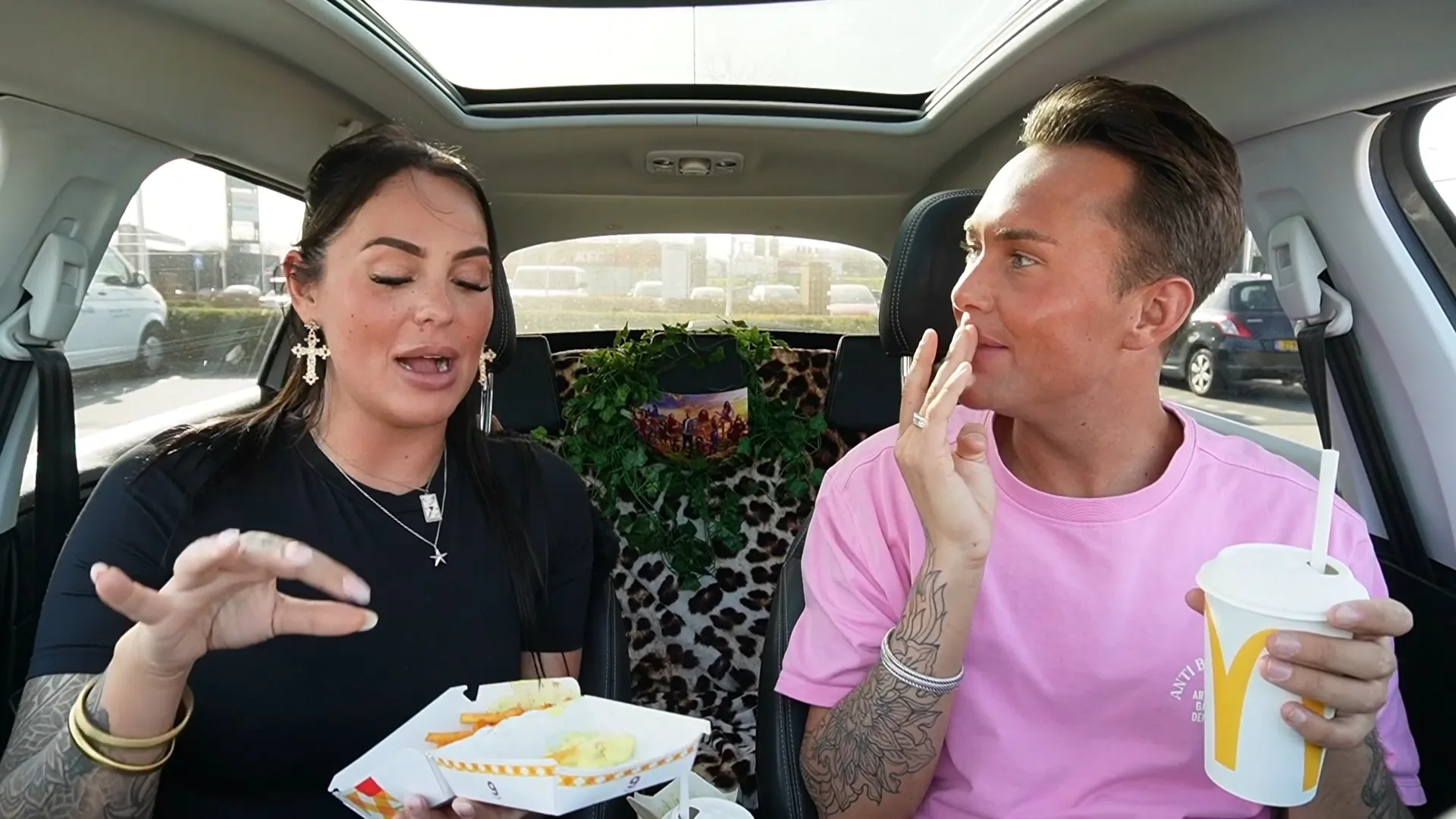 Elodie lijkt het gezellig om een drankje te doen met Daniëlle