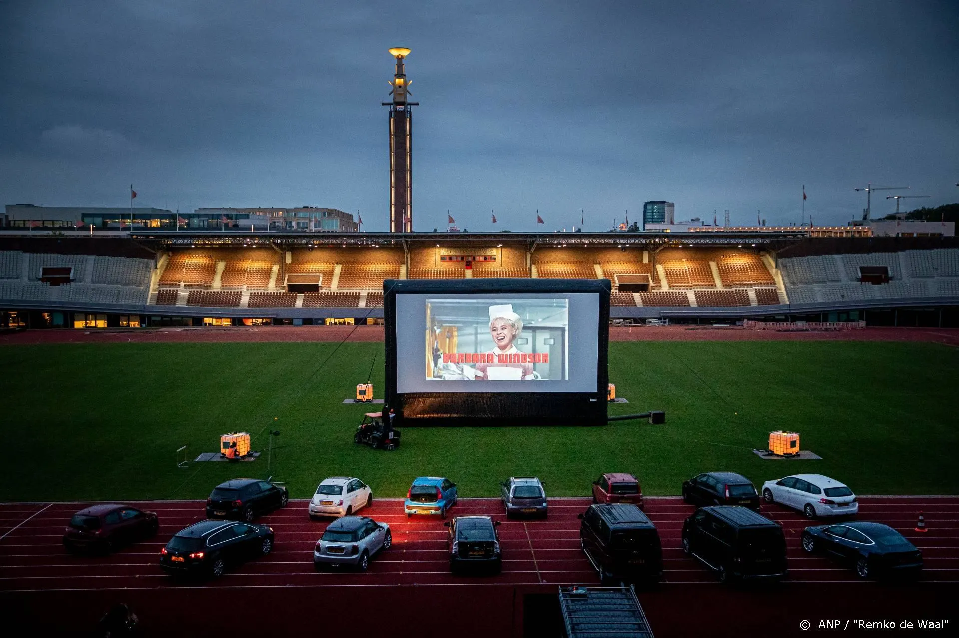 Personeel vitale beroepen bekijkt film in stadion vanuit auto