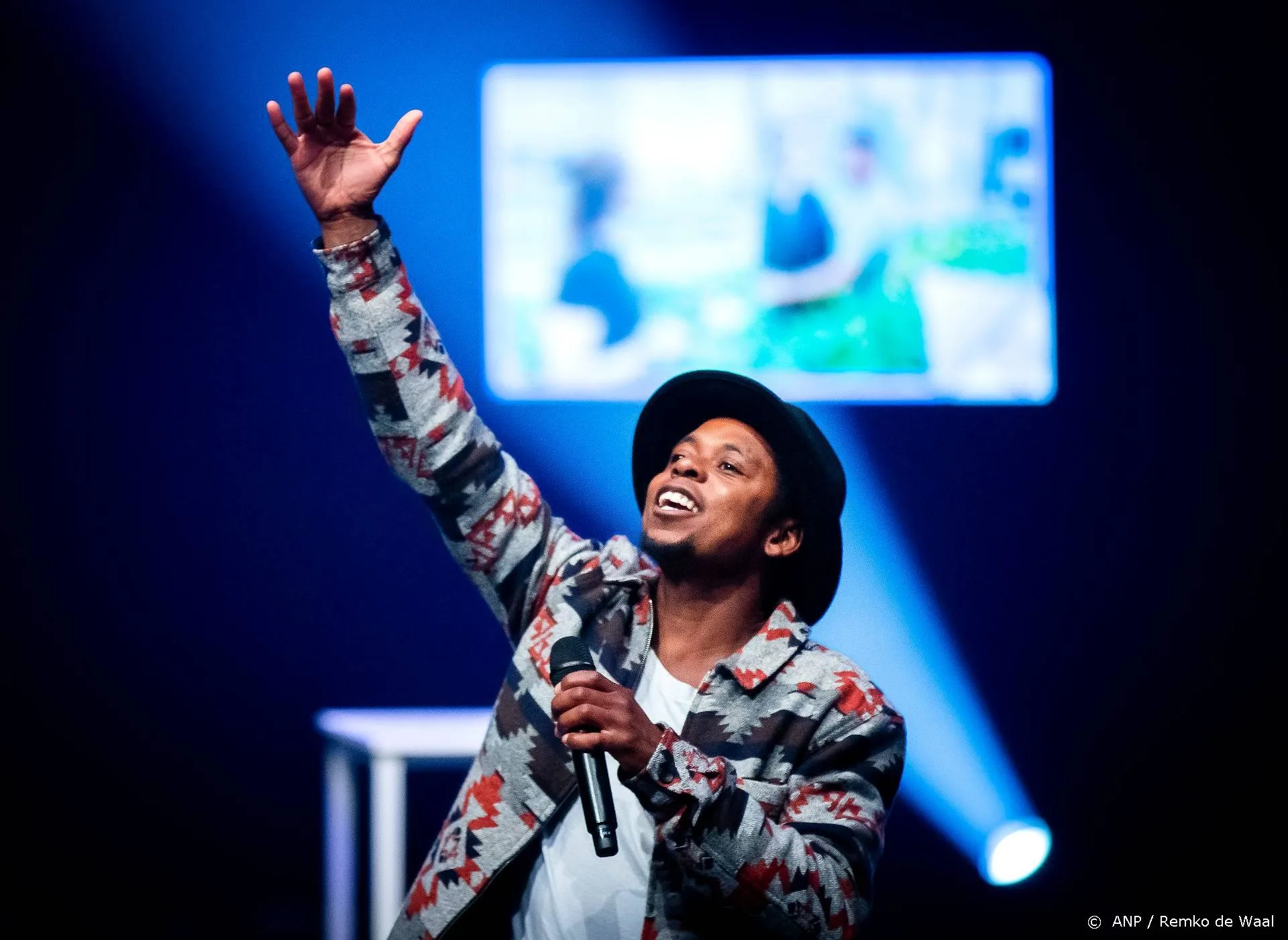 Typhoon maakt kleinschalige tournee langs theaters