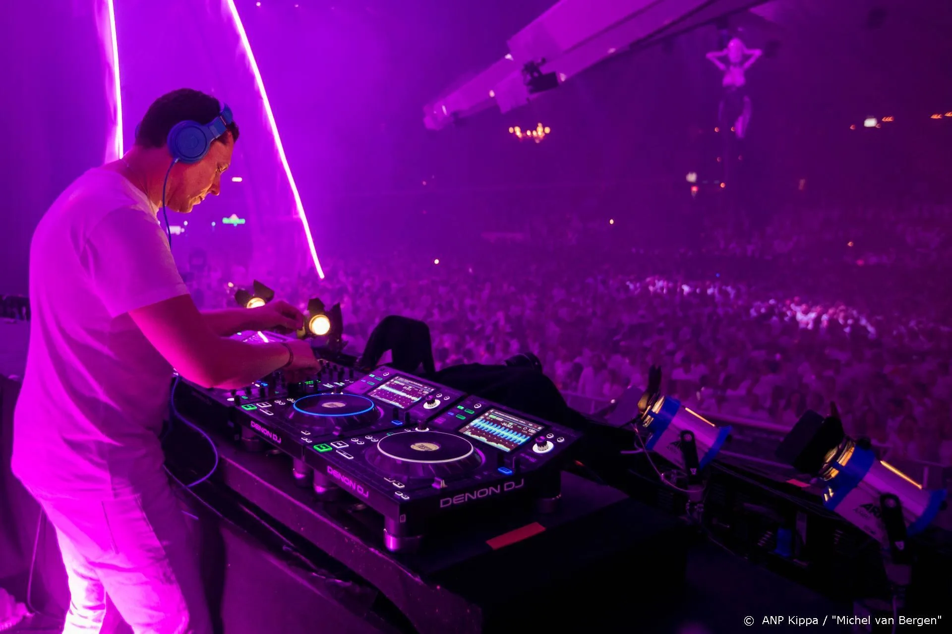 Amsterdamse clubs brengen nachtleven naar woonkamers