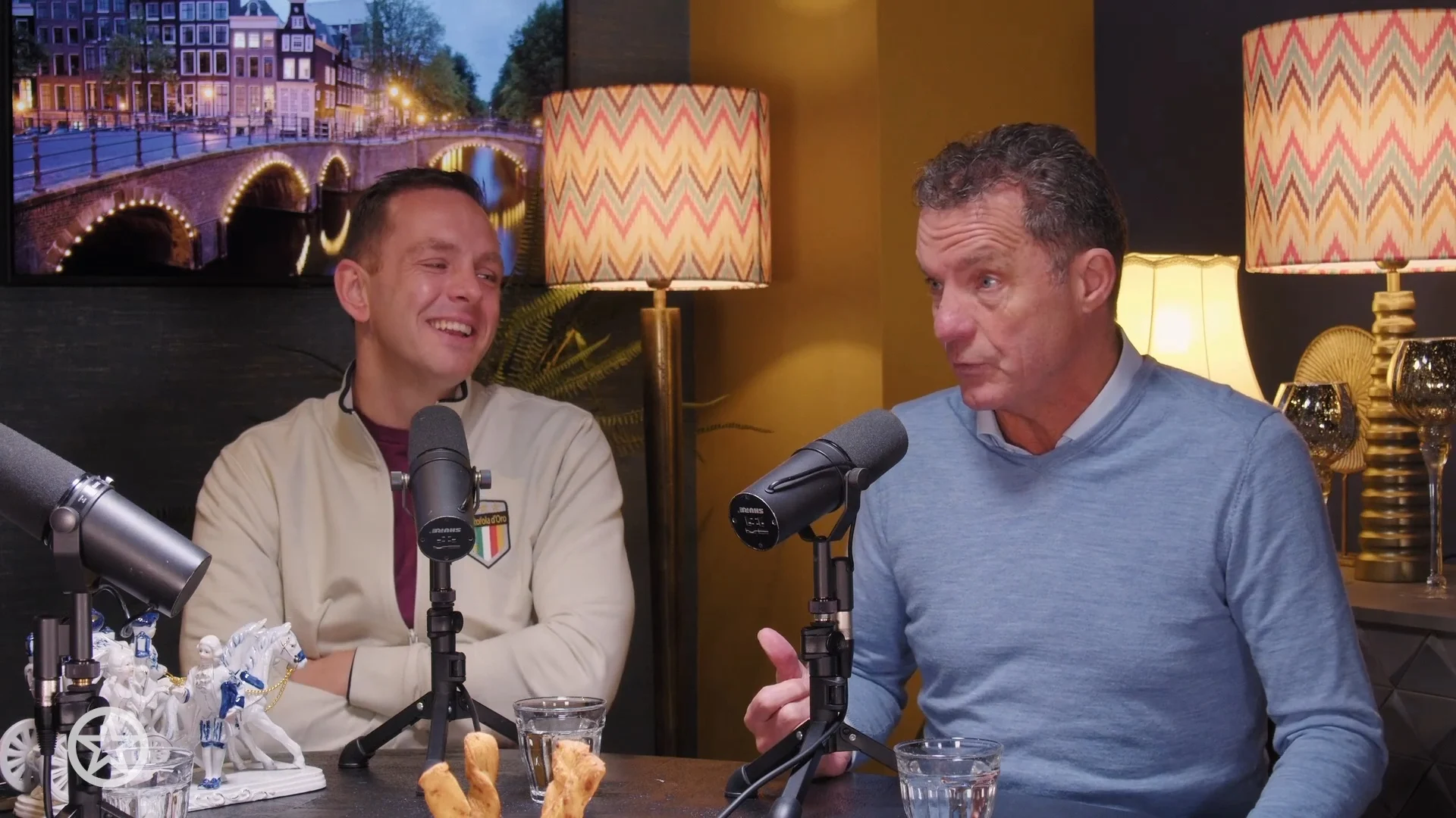 ZIEN: John de Bever lazert van podium