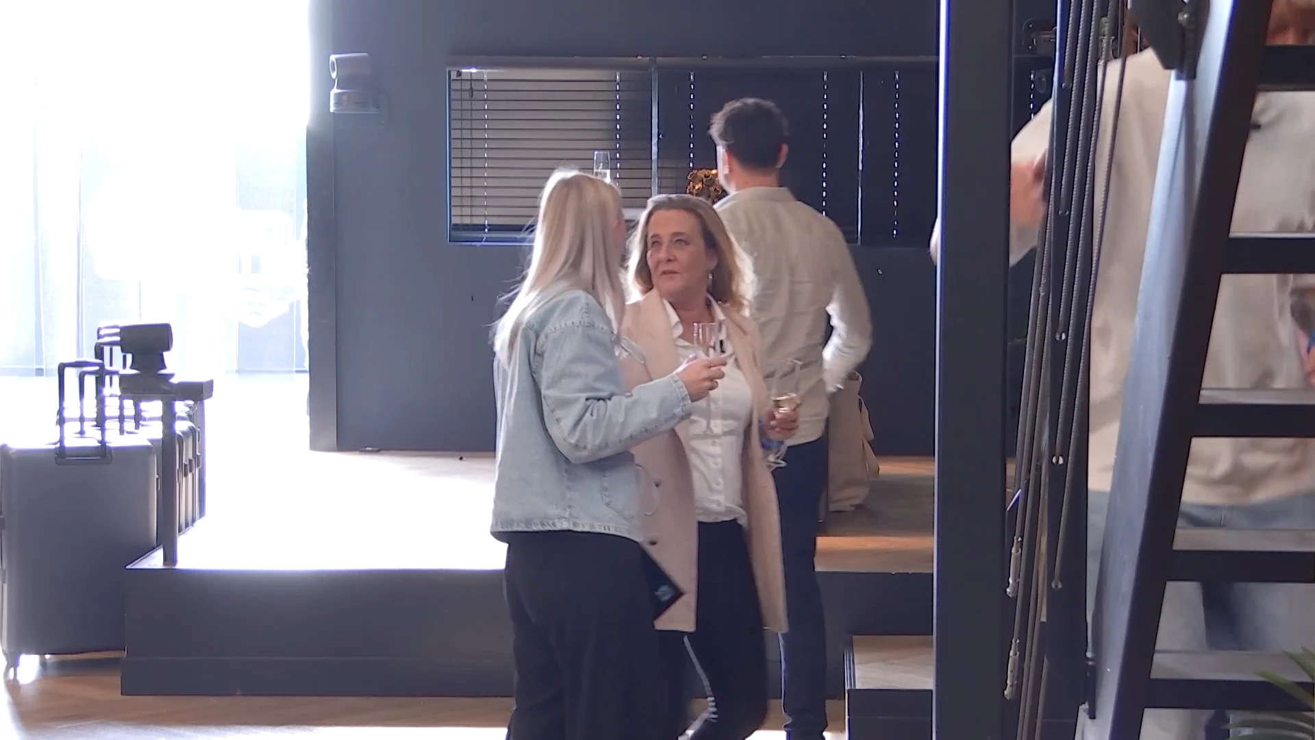 Demi krijgt een peptalk van Daisy: 'Je lijkt wel Bridezilla!'