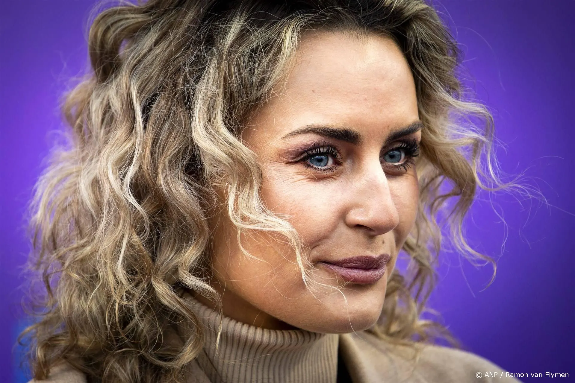 Comédienne Iris Rulkens onthult geslacht eerste kindje