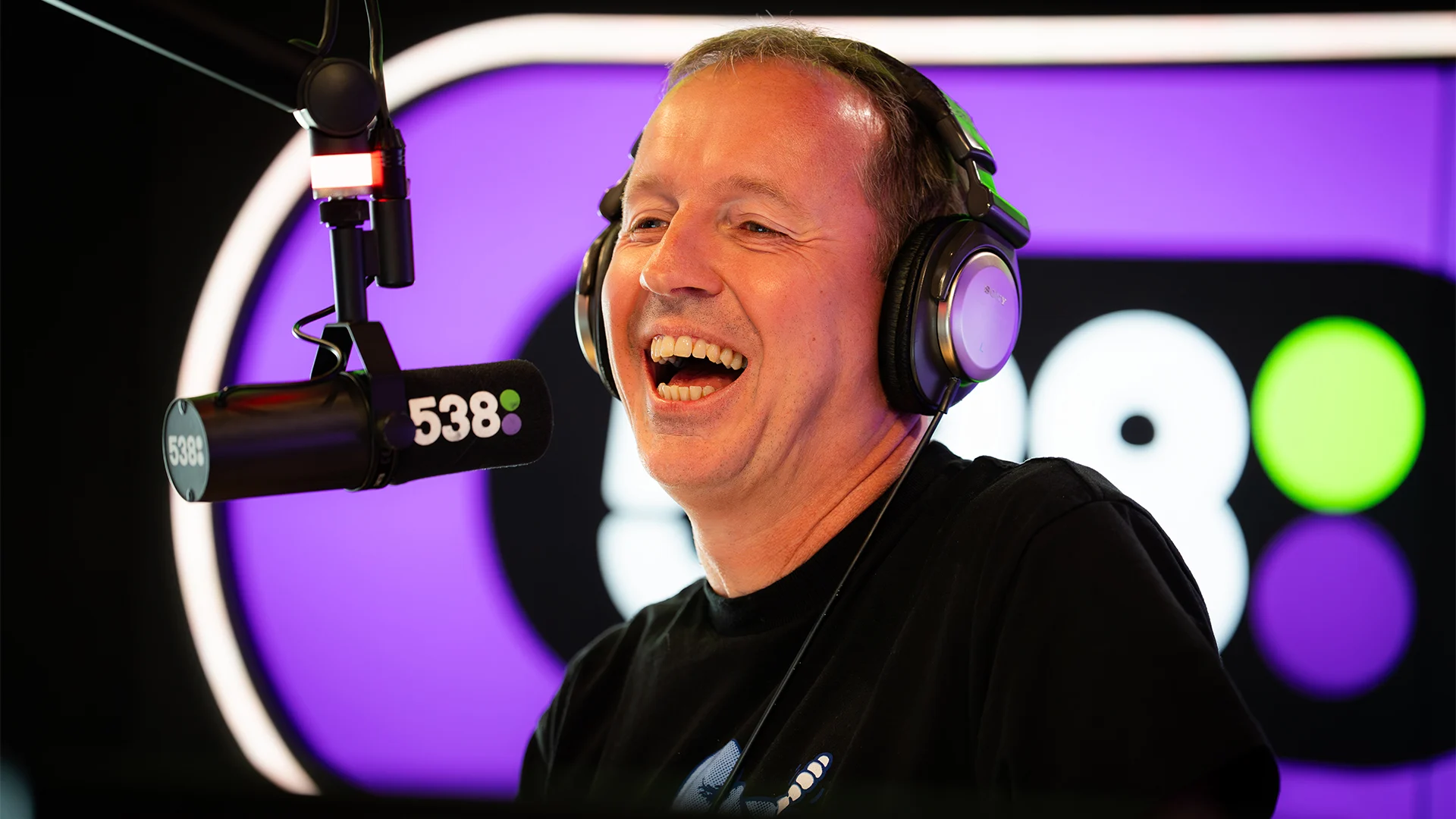 ‘Dinand’ en ‘Suzan & Freek’ testen de stoelen van The voice of Holland