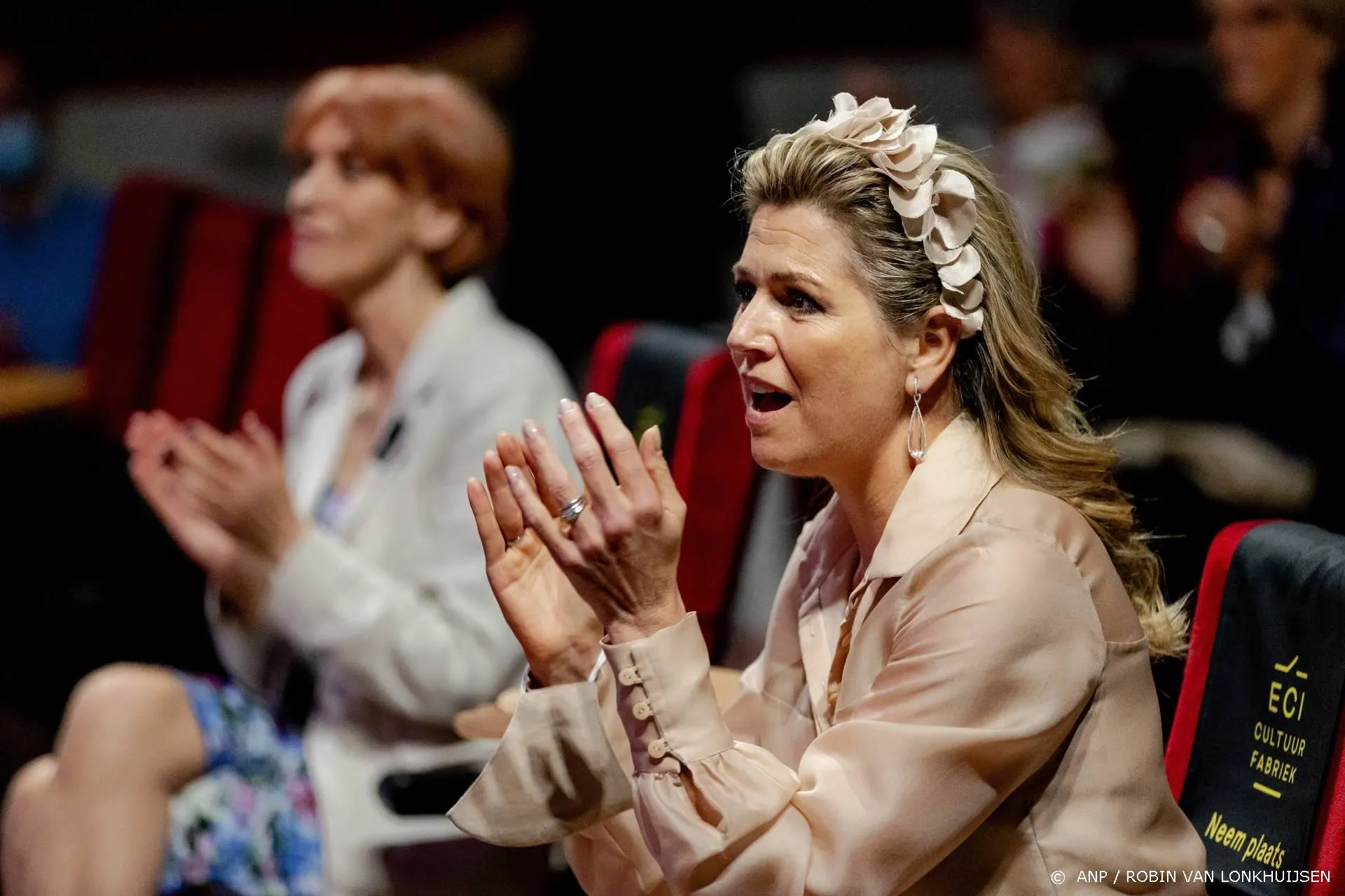 Máxima zingt mee met meidenband OG3NE