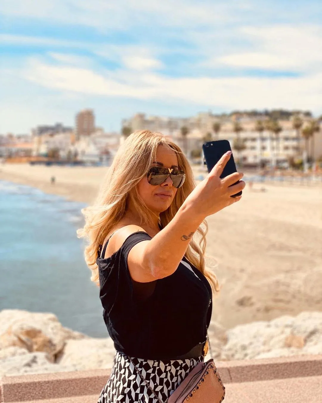 Bianca Voom-Voom gek van zonnen met mondkapje