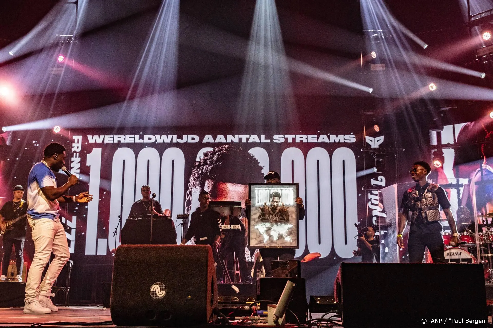 Frenna krijgt award voor 1 miljard streams wereldwijd