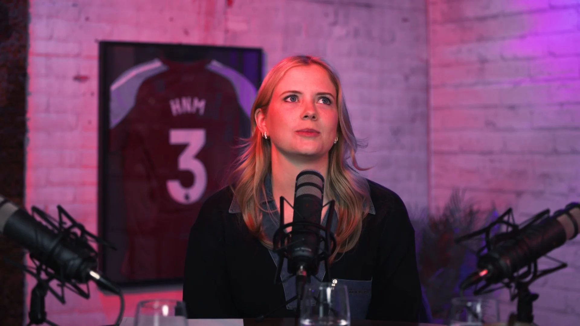 Noa Vahle walgt van slippers in het vliegtuig: 'Dat is gewoon vies’