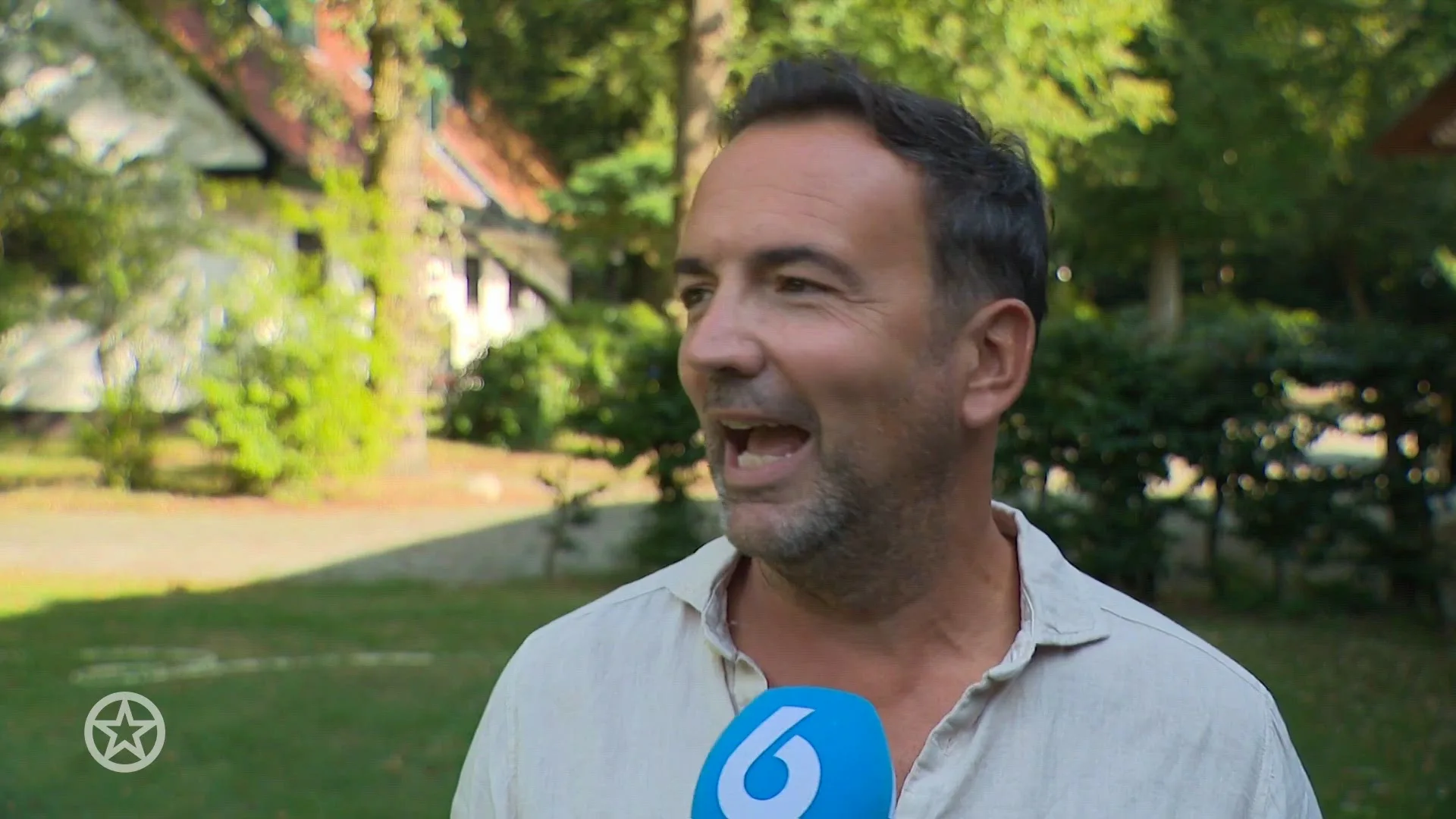 Gerard Ekdom laat zich uit over Johnny die Battle of the Bands gaat presenteren