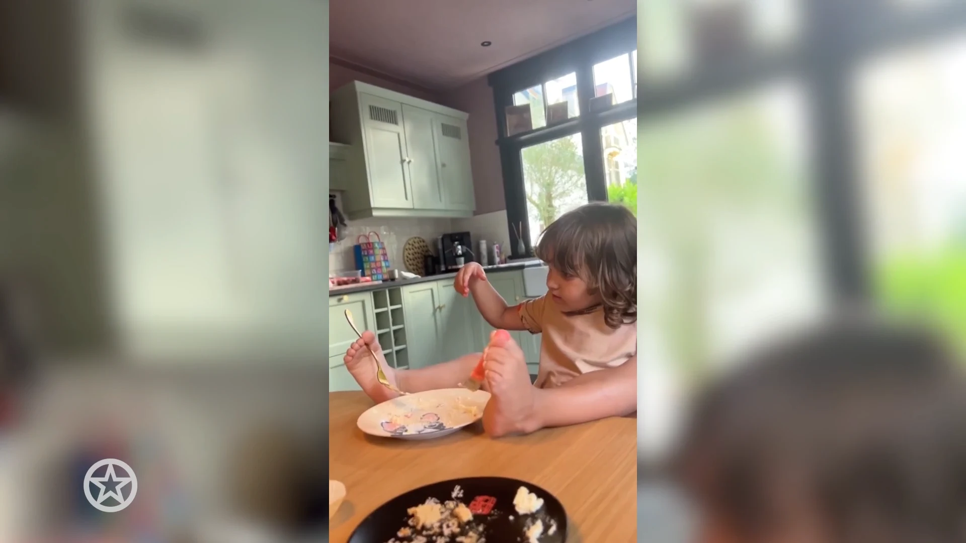 Kleine Teddy is vier jaartjes