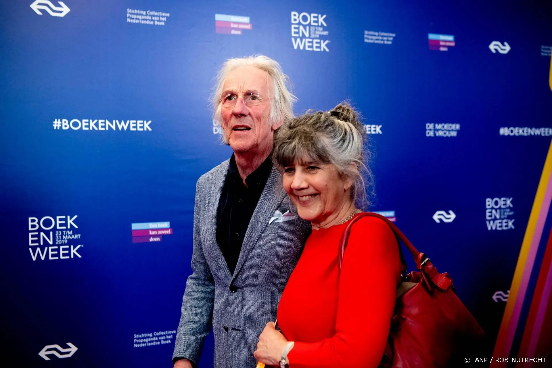 Freek de Jonge denkt dat Youp van 't Hek zijn vrouw corona gaf