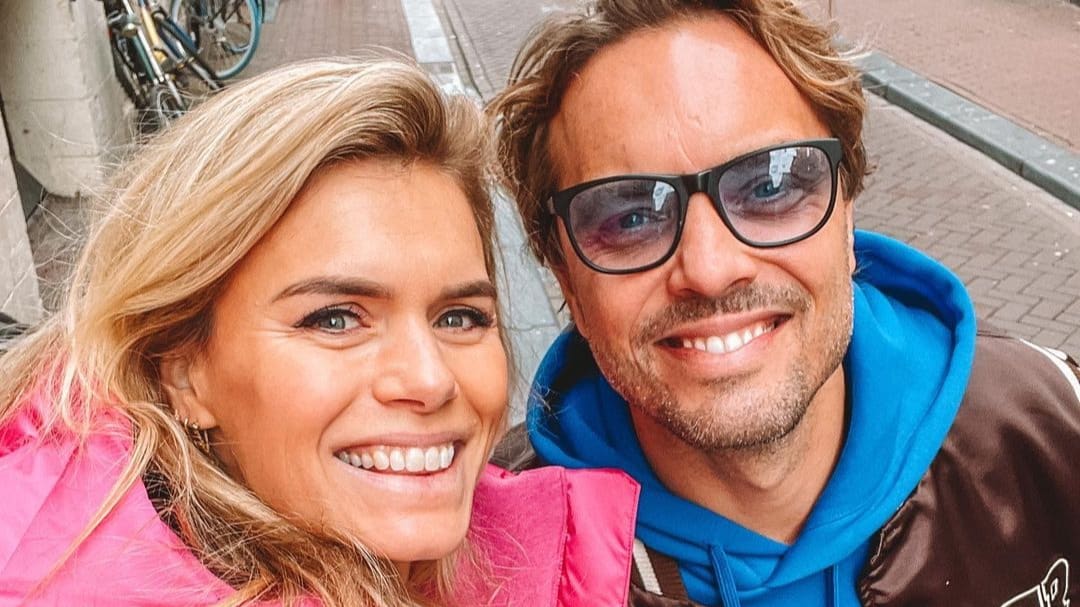 Bas Smit geeft Nicolette bizar cadeau: 'Heel goor!'