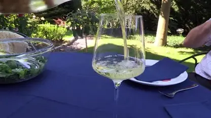 Meerdere deelnemers Ik Vertrek klappen uit de school