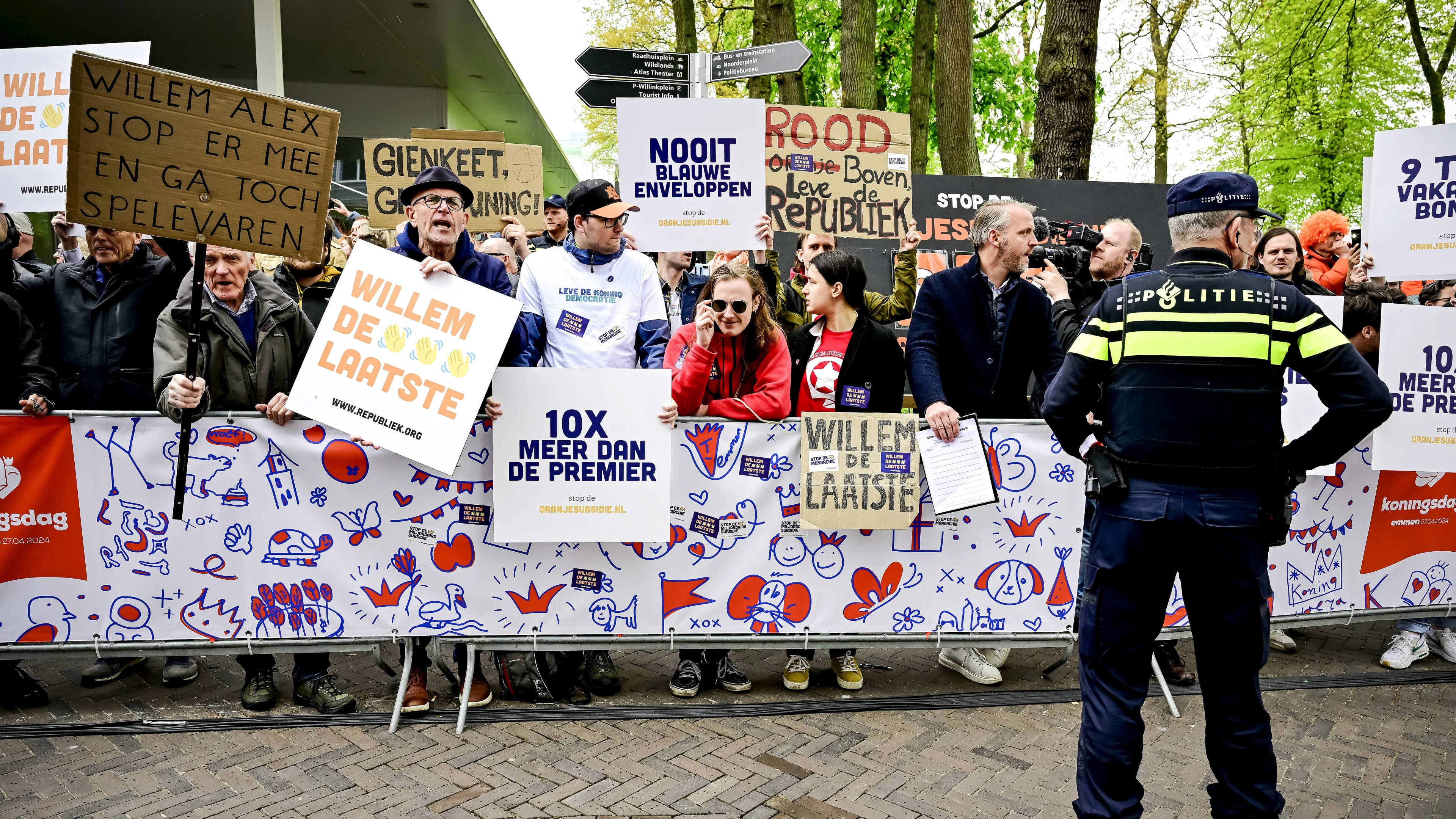 Boze demonstranten schreeuwen naar koninklijke familie