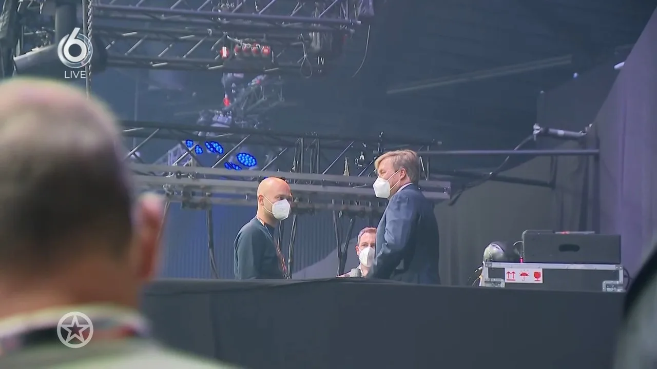 Willem-Alexander op het songfestivalpodium