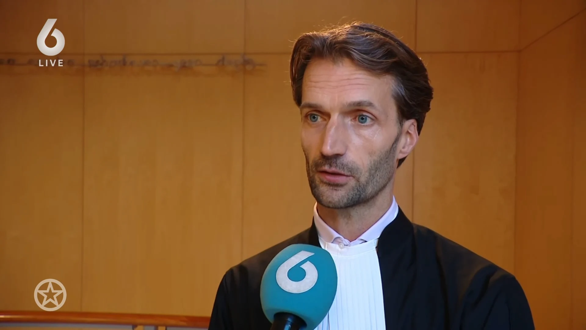 S10 en moeder bij rechtbank in Haarlem, verdachte niet aanwezig