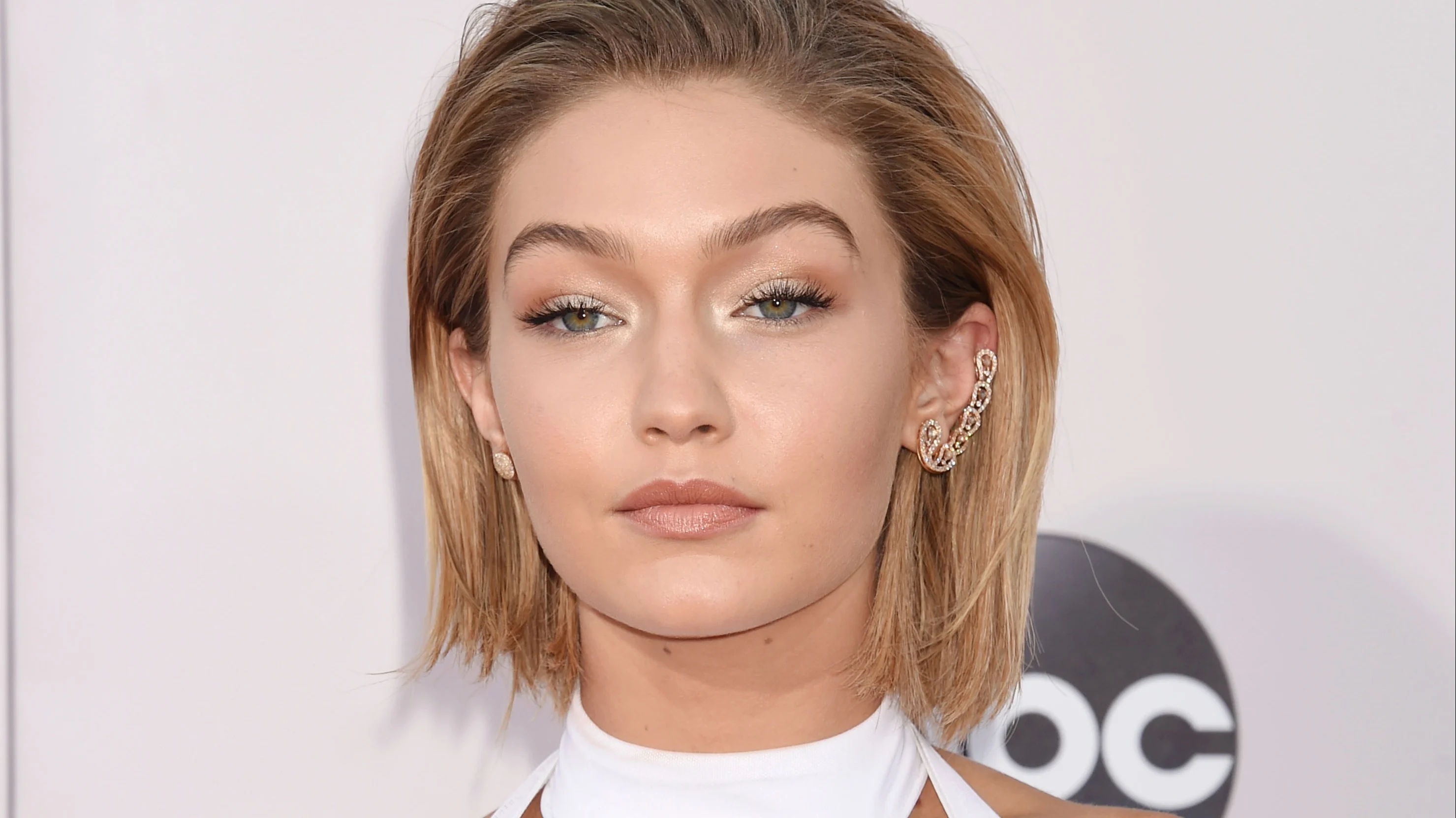 ZIEN: Gigi Hadid bevestigt officieel relatie met déze acteur