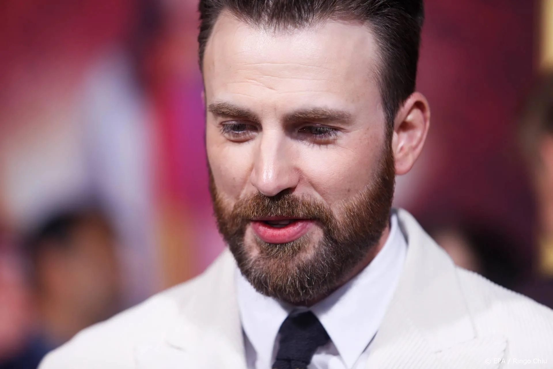 Chris Evans terug op Twitter na delen intieme foto