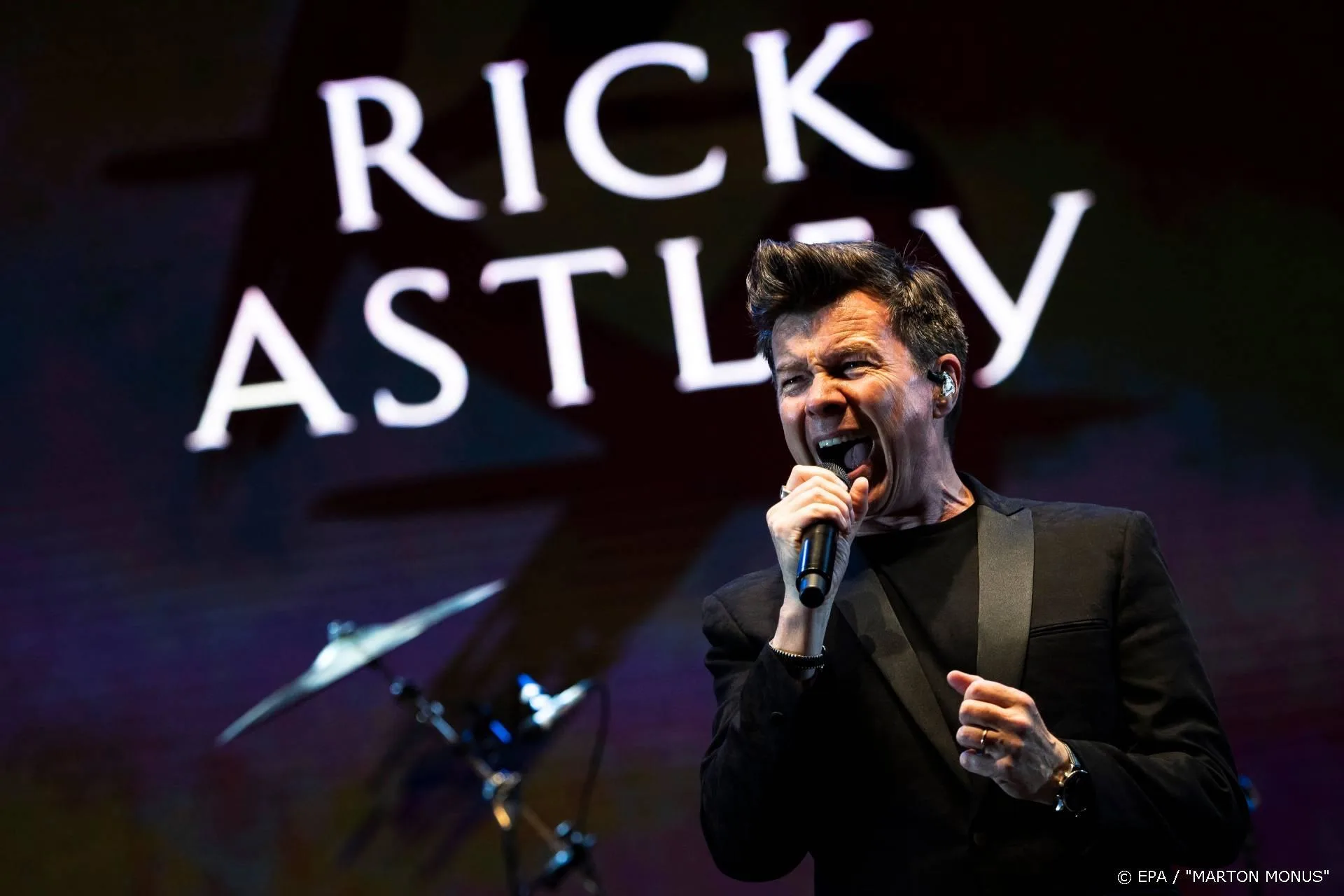 Rick Astley geeft gratis concert voor zorgpersoneel