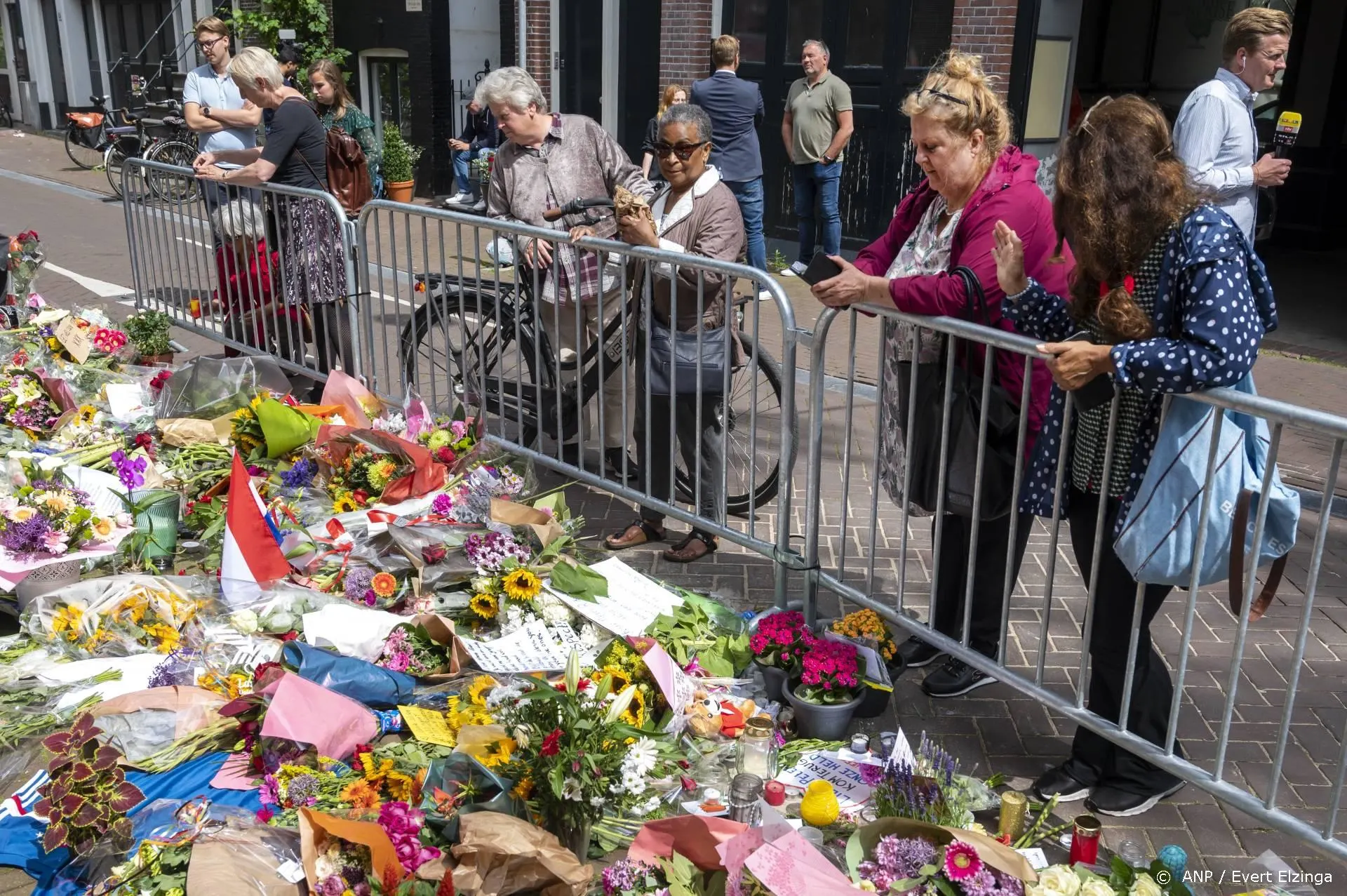 Kaarsen, tekeningen en een Ajax-sjaal: Groeiende bloemenzee voor Peter R. de Vries