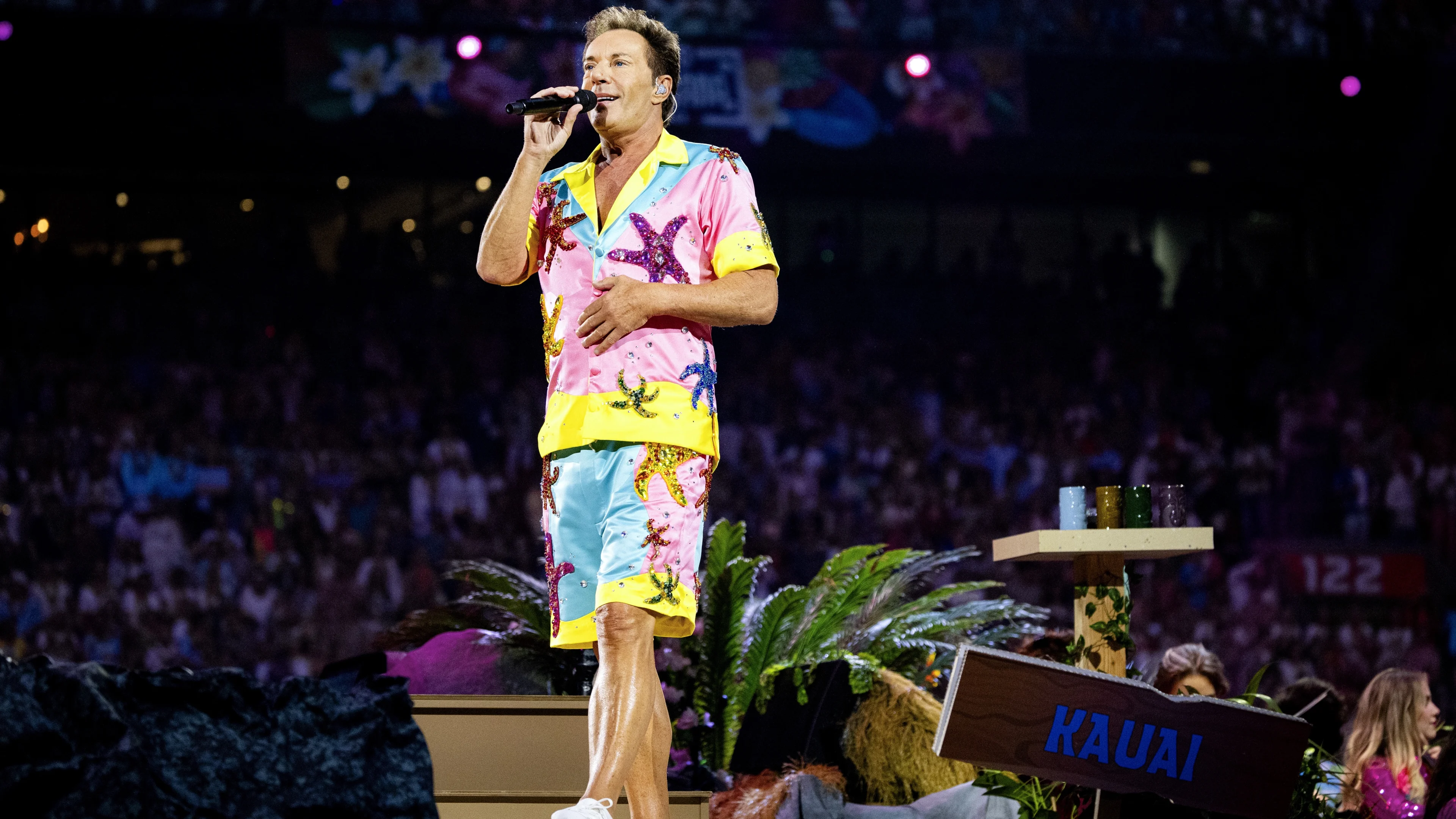 Fans in de ban van blote benen Gerard Joling 