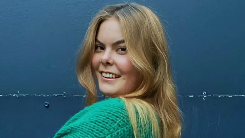 Gravin Eloise verkoopt gratis gekregen tasjes