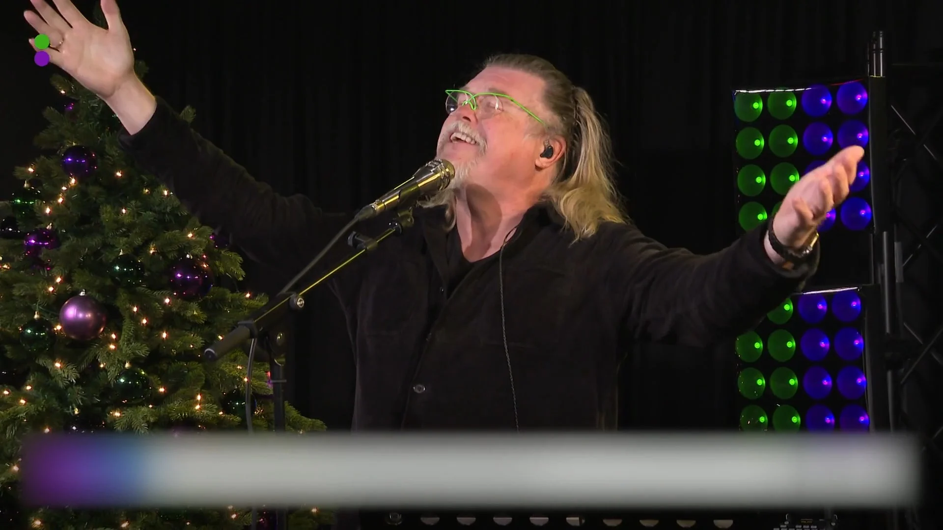 René Karst zingt jarige prinses toe: 'Amaliaatje voor de sfeer' (Hart van Nederland)