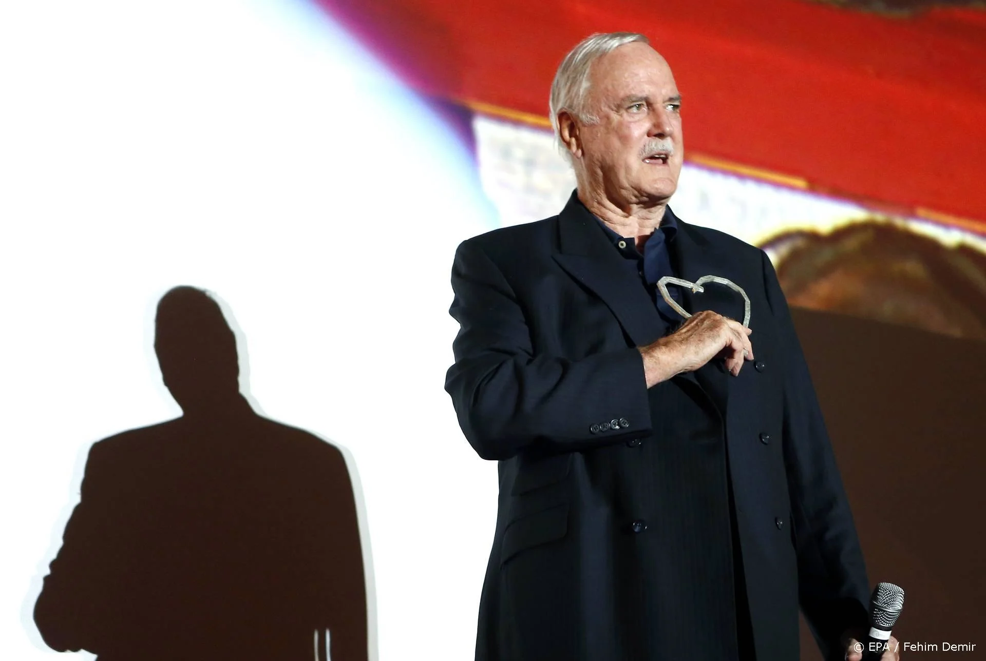 John Cleese onder vuur om tweets over transgenders