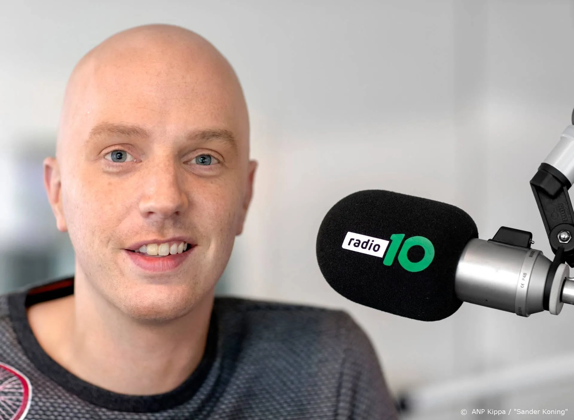 OM bekijkt aangifte tegen Radio 10 om coronalied